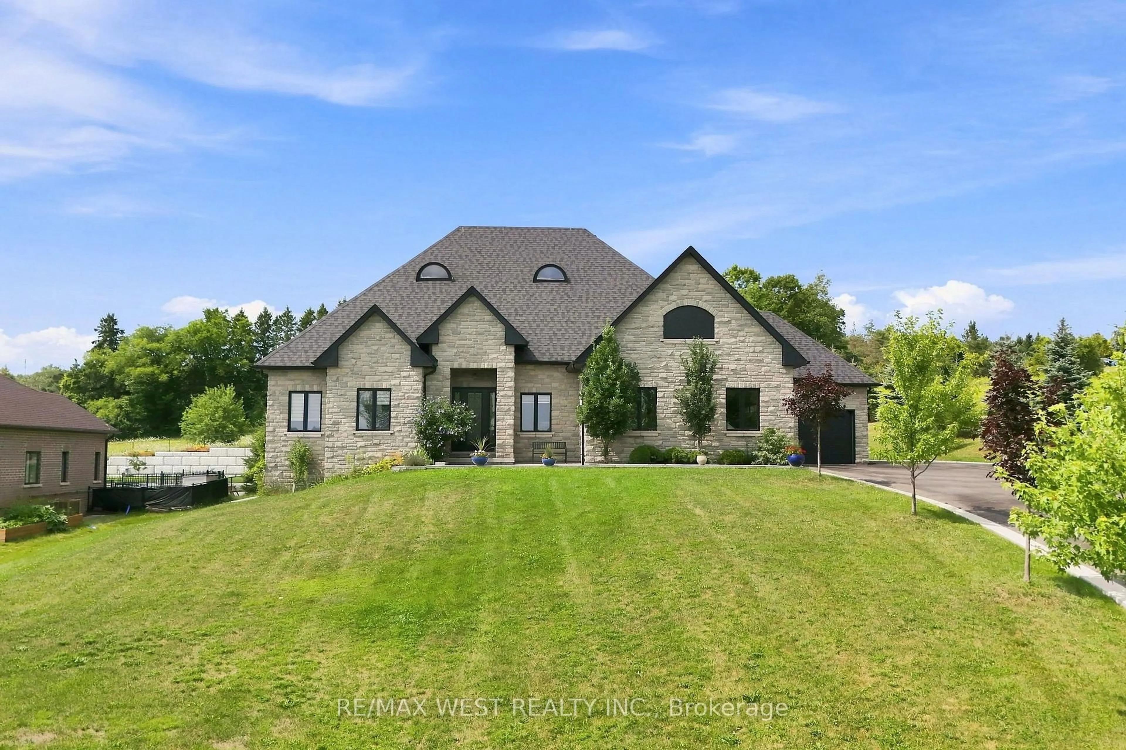 A pic from outside/outdoor area/front of a property/back of a property/a pic from drone, unknown for 9450 Wellington Road 124, Erin Ontario N0B 1T0