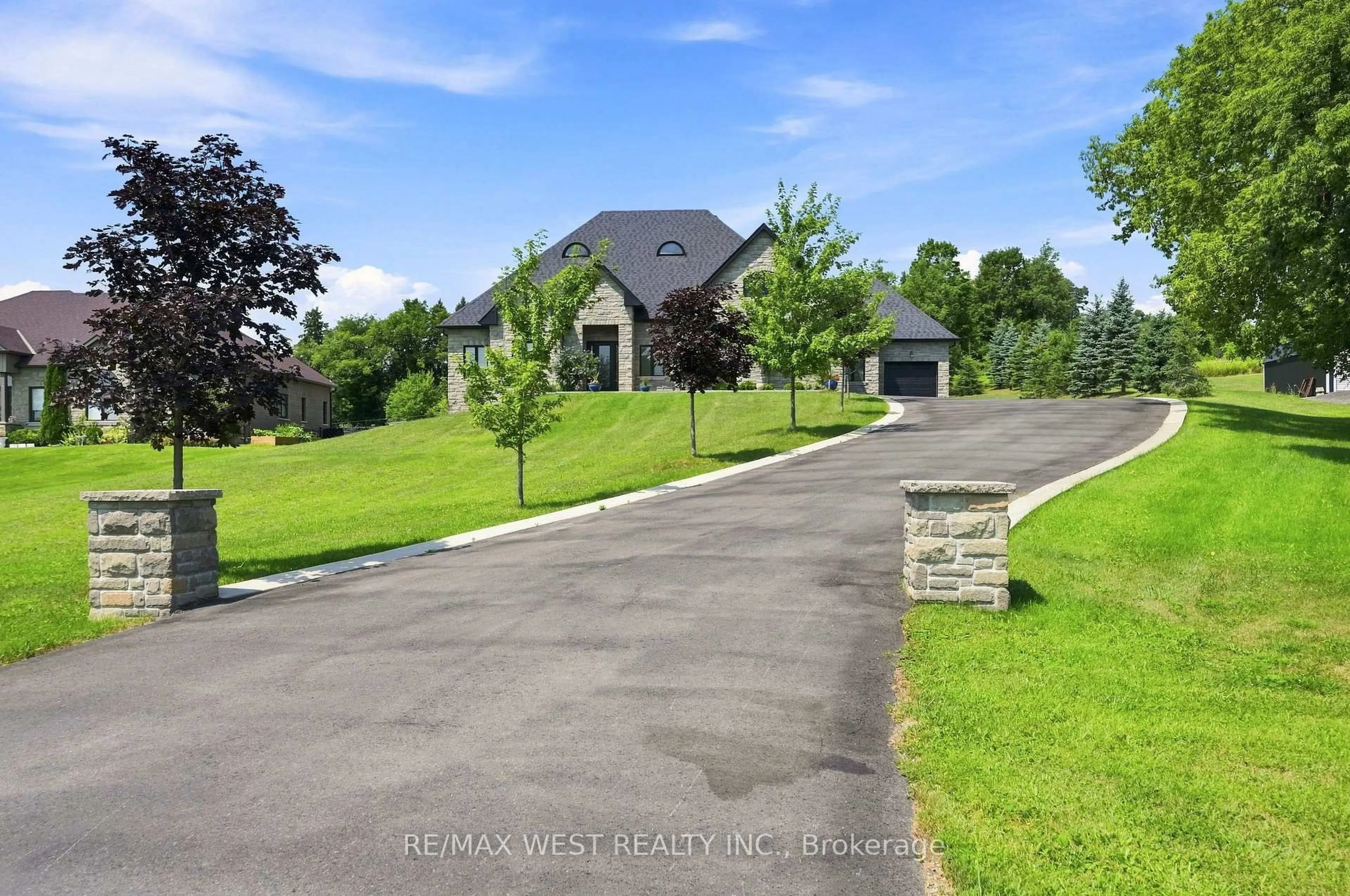 A pic from outside/outdoor area/front of a property/back of a property/a pic from drone, street for 9450 Wellington Road 124, Erin Ontario N0B 1T0