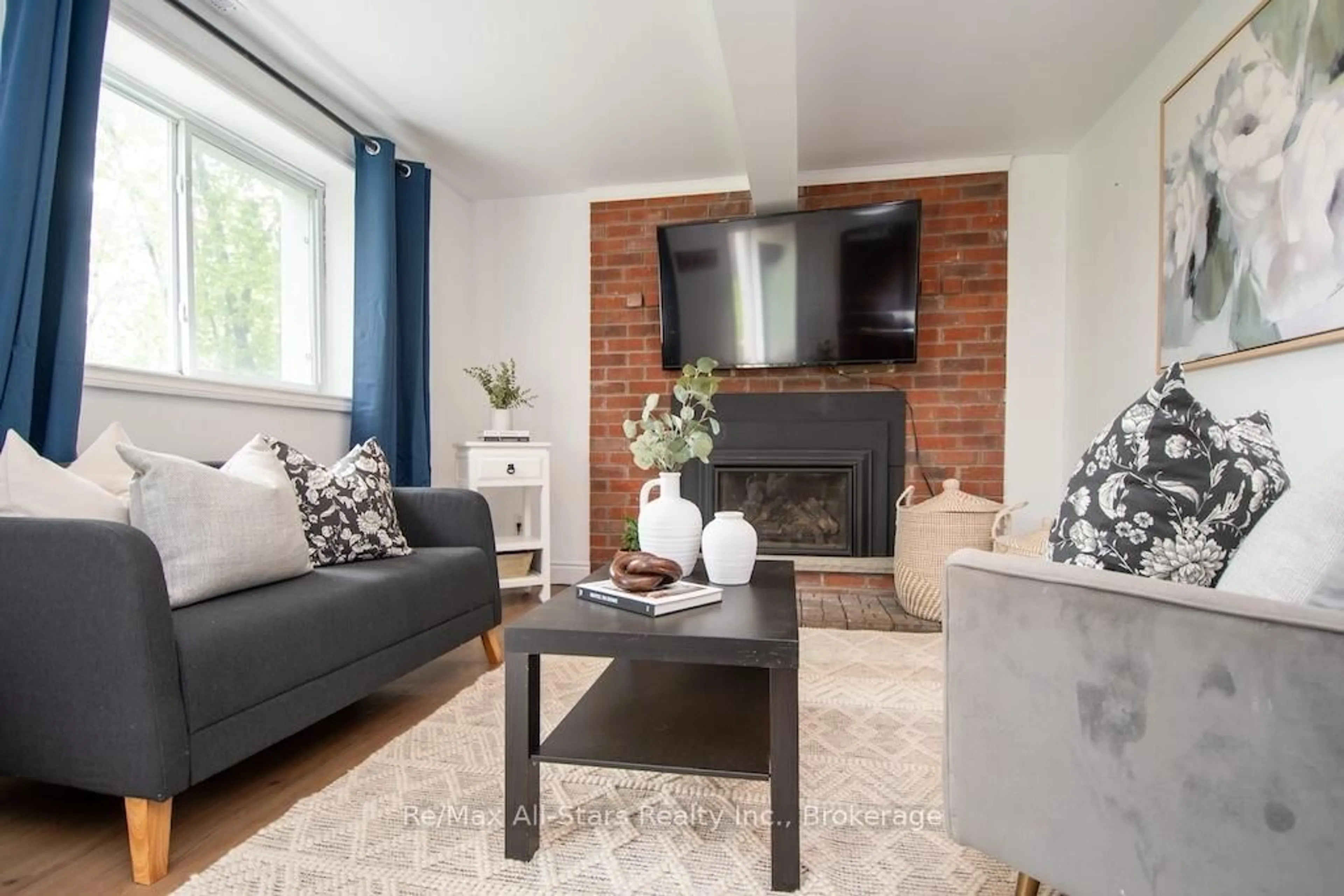 Living room with furniture, unknown for 9 Riverside Dr, Kawartha Lakes Ontario K9V 0H6