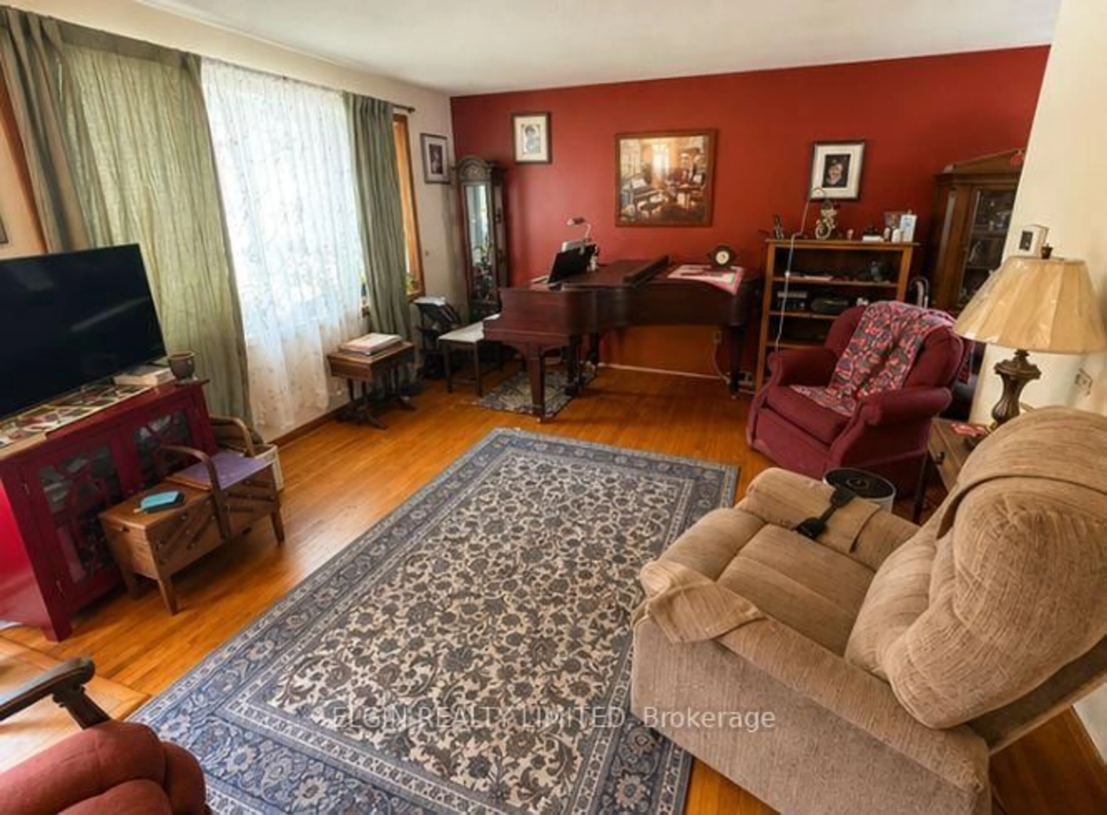 Living room with furniture, unknown for 14 Glanworth Ave, St. Thomas Ontario N5R 1E7