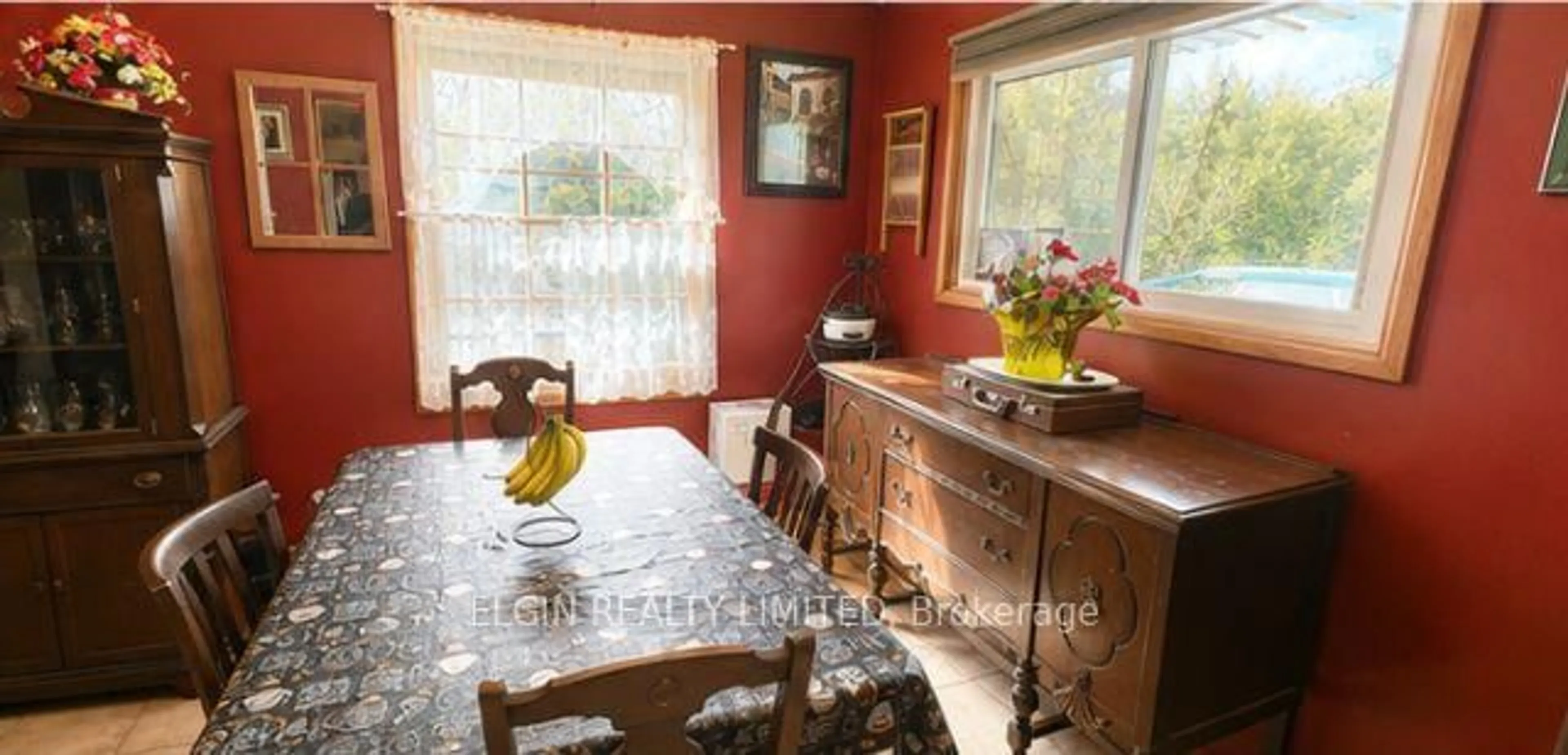 Dining room, wood/laminate floor for 14 Glanworth Ave, St. Thomas Ontario N5R 1E7