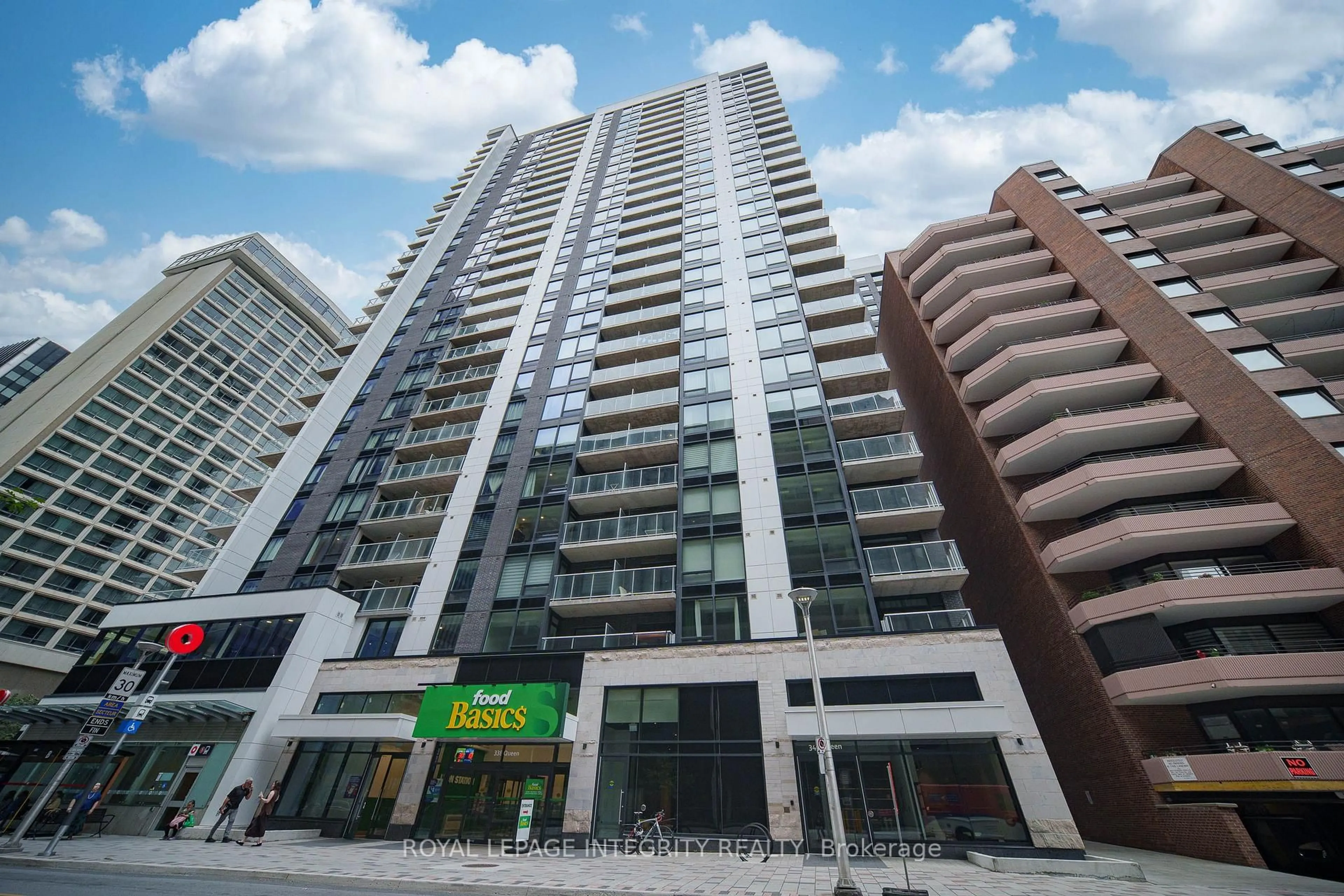 Indoor foyer for 340 Queen St #1907, Ottawa Ontario K1R 0G1