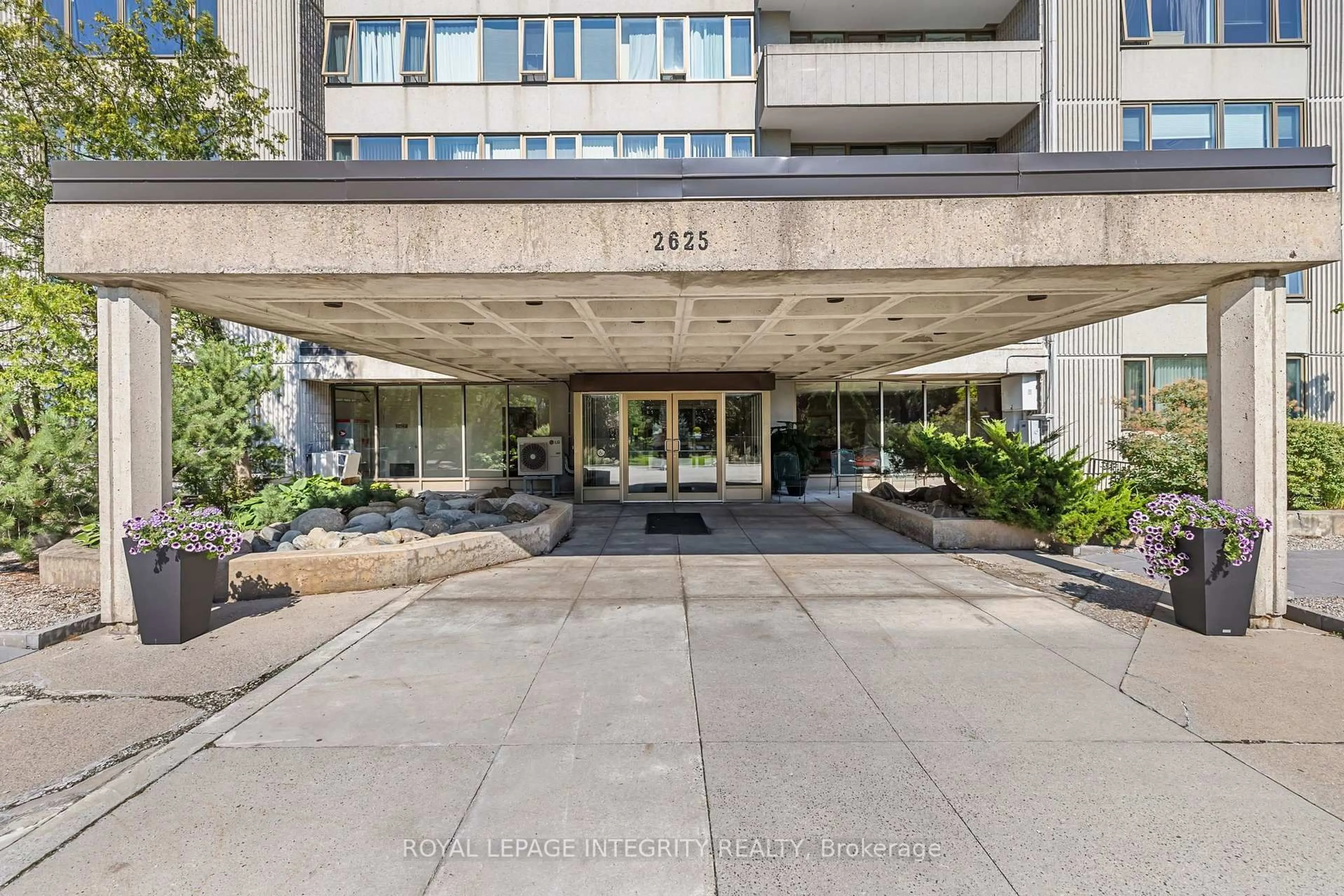Indoor foyer for 2625 Regina St #1406, Ottawa Ontario K2B 5W8
