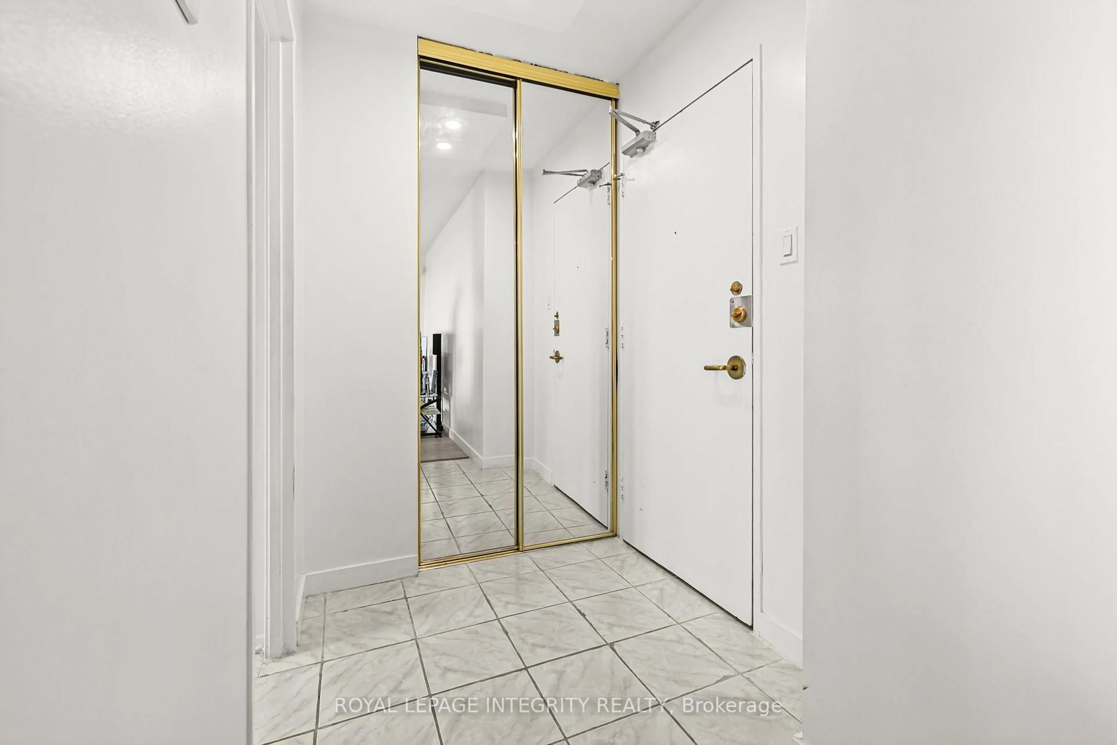 Indoor foyer for 2625 Regina St #1406, Ottawa Ontario K2B 5W8