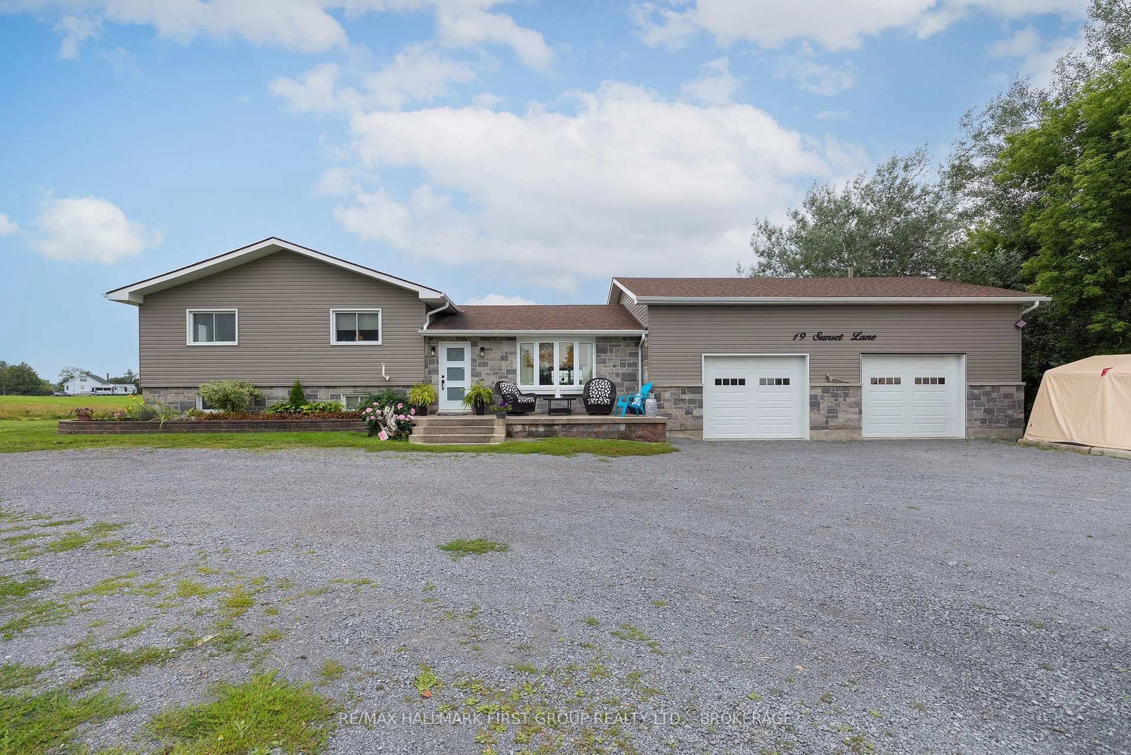A pic from outside/outdoor area/front of a property/back of a property/a pic from drone, unknown for 19 Sunset Lane, Kingston Ontario K7L 4V3