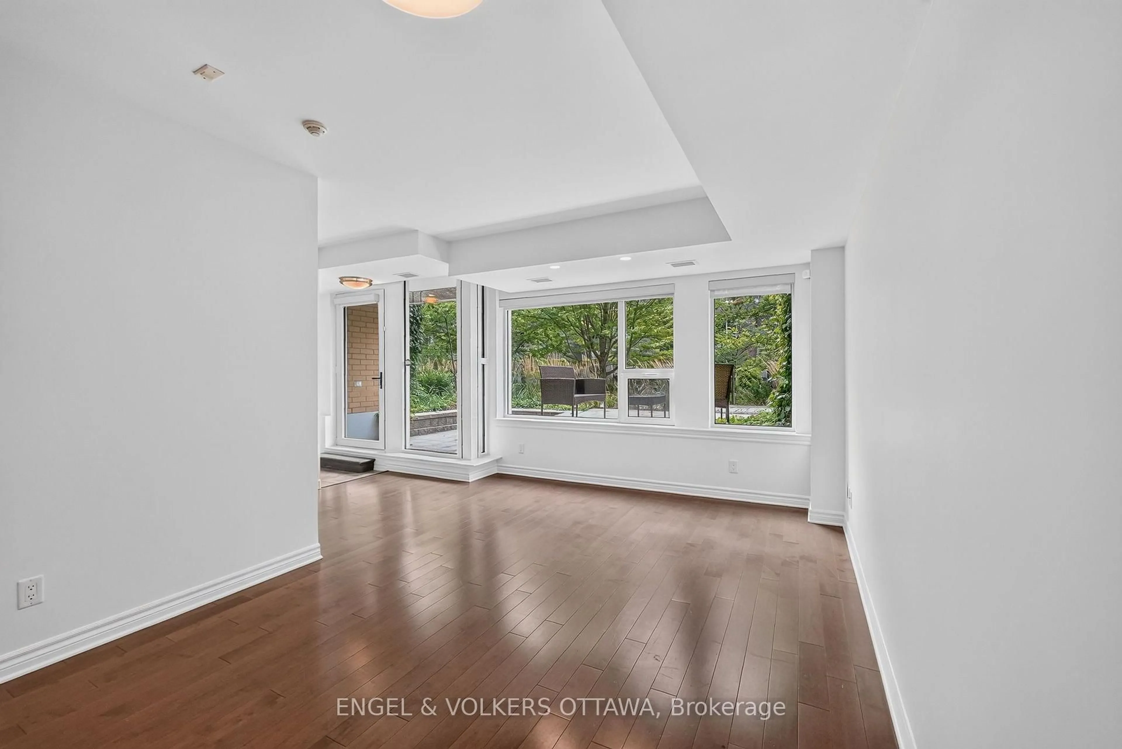 Unknown for 250 Lett St #109, Ottawa Ontario K1R 0A8