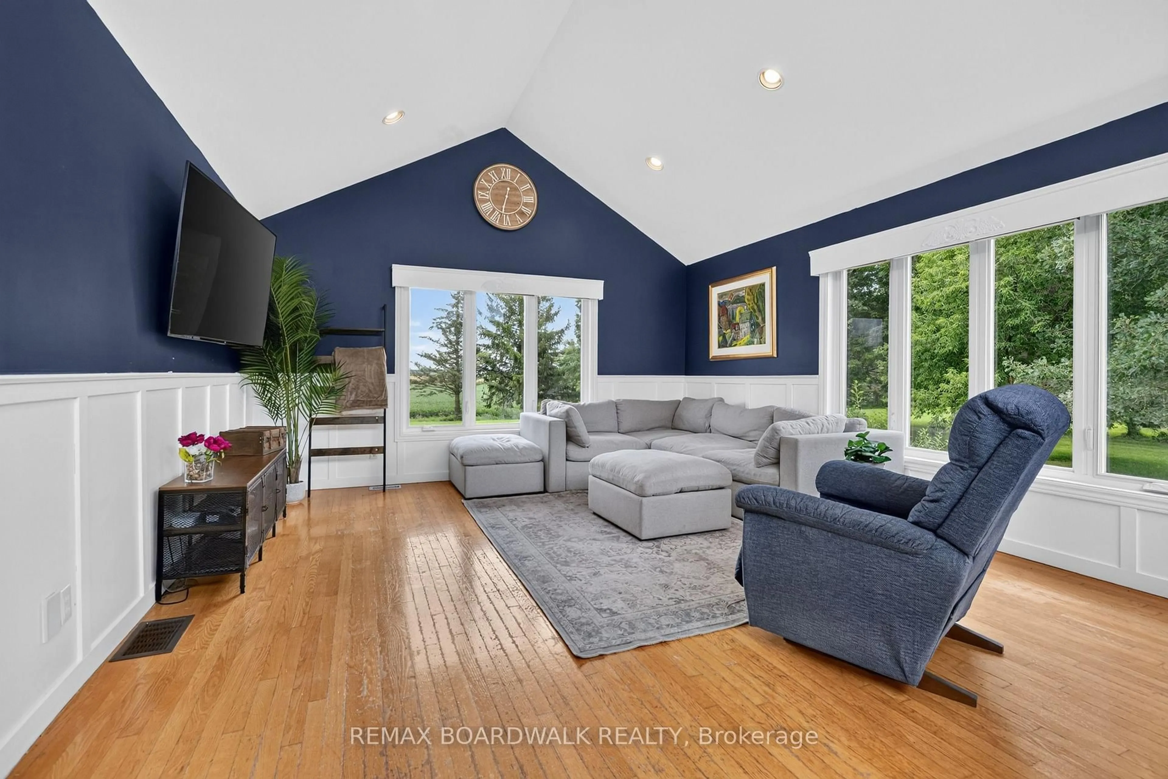 Living room with furniture, unknown for 10104 Marionville Rd, North Dundas Ontario K4R 1E5