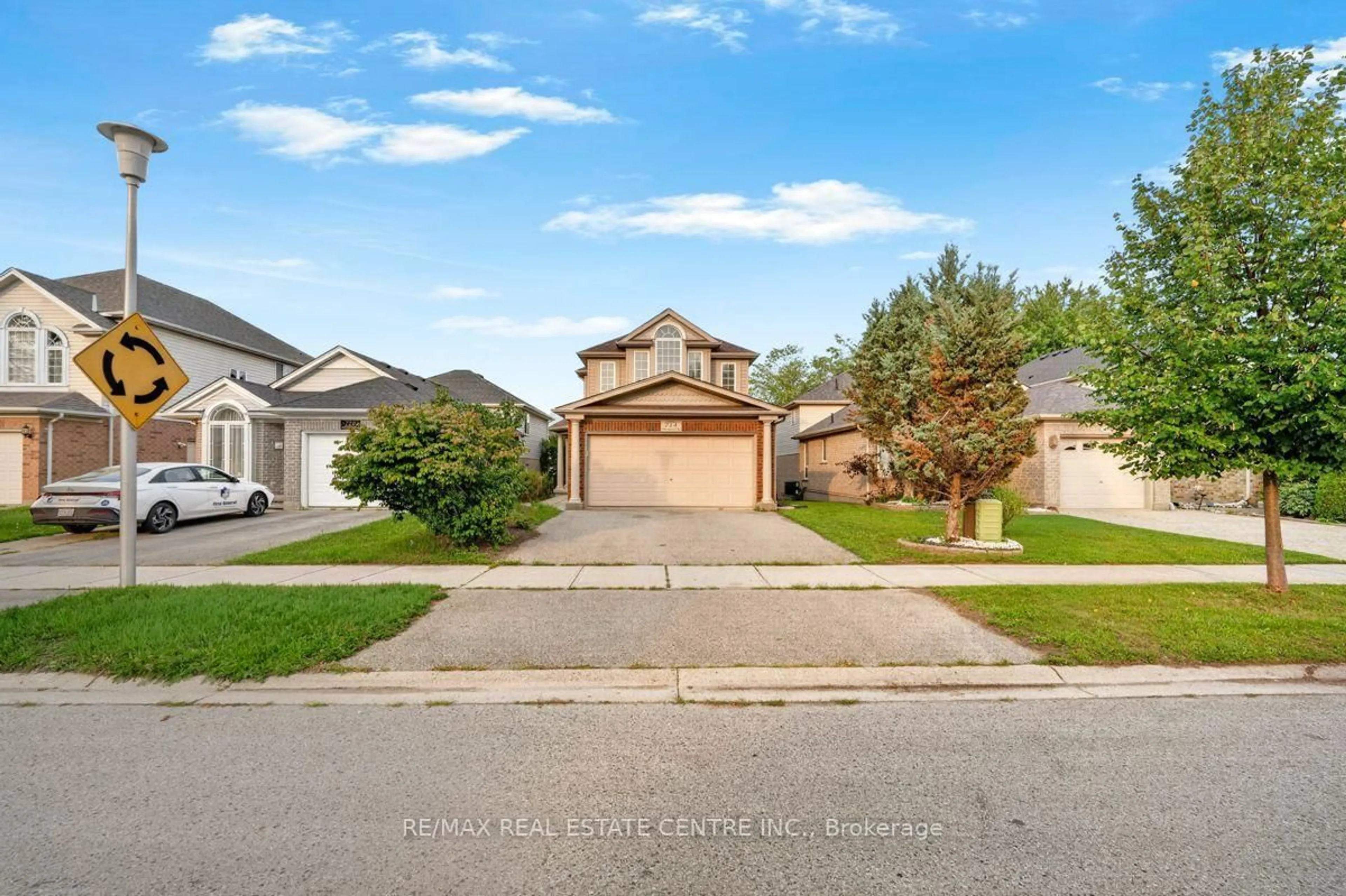 A pic from outside/outdoor area/front of a property/back of a property/a pic from drone, street for 714 OAKCROSSING Rd, London North Ontario N6H 5V9