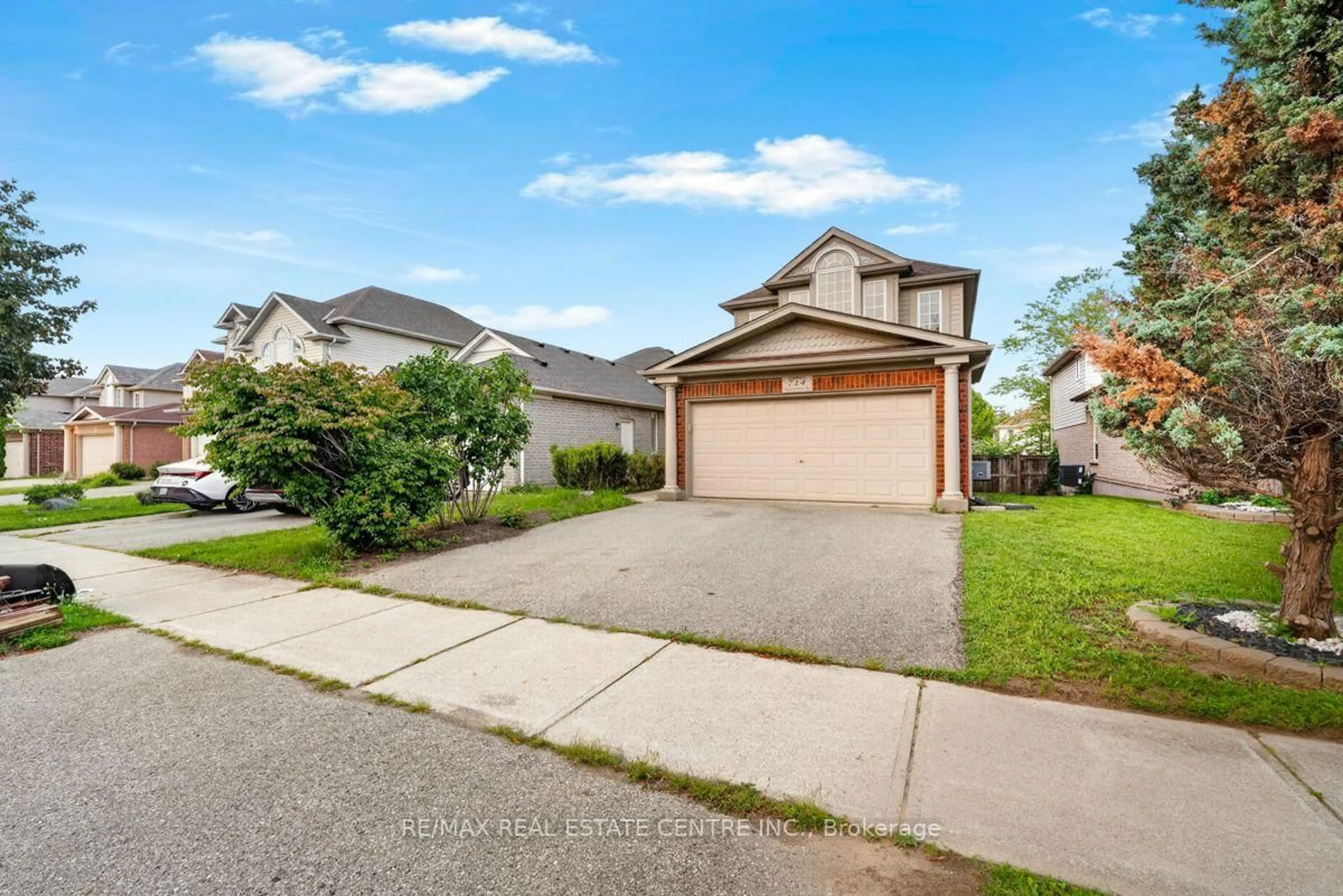 A pic from outside/outdoor area/front of a property/back of a property/a pic from drone, street for 714 OAKCROSSING Rd, London North Ontario N6H 5V9