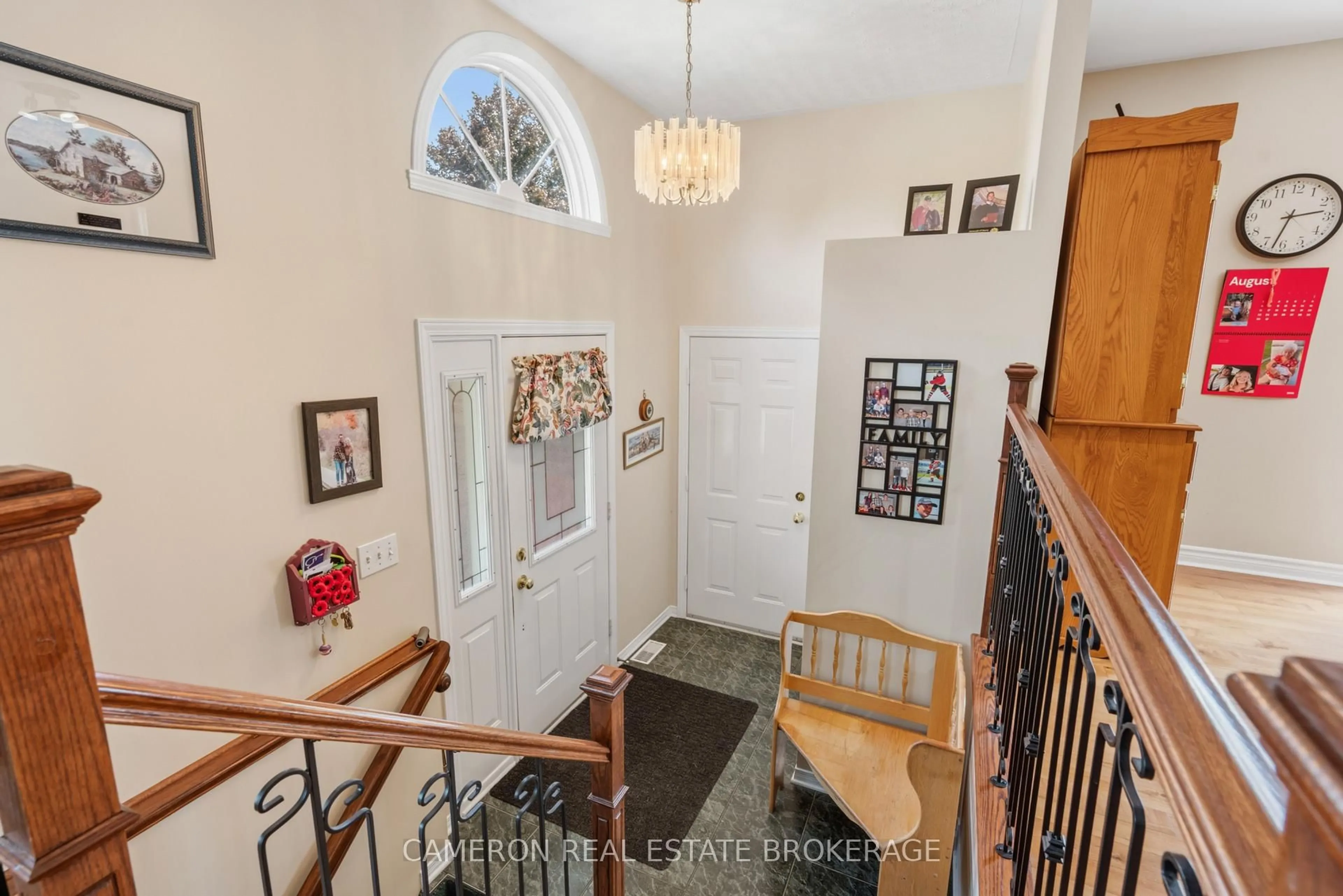 Indoor foyer for 533 Jase St, Cornwall Ontario K6H 7G5