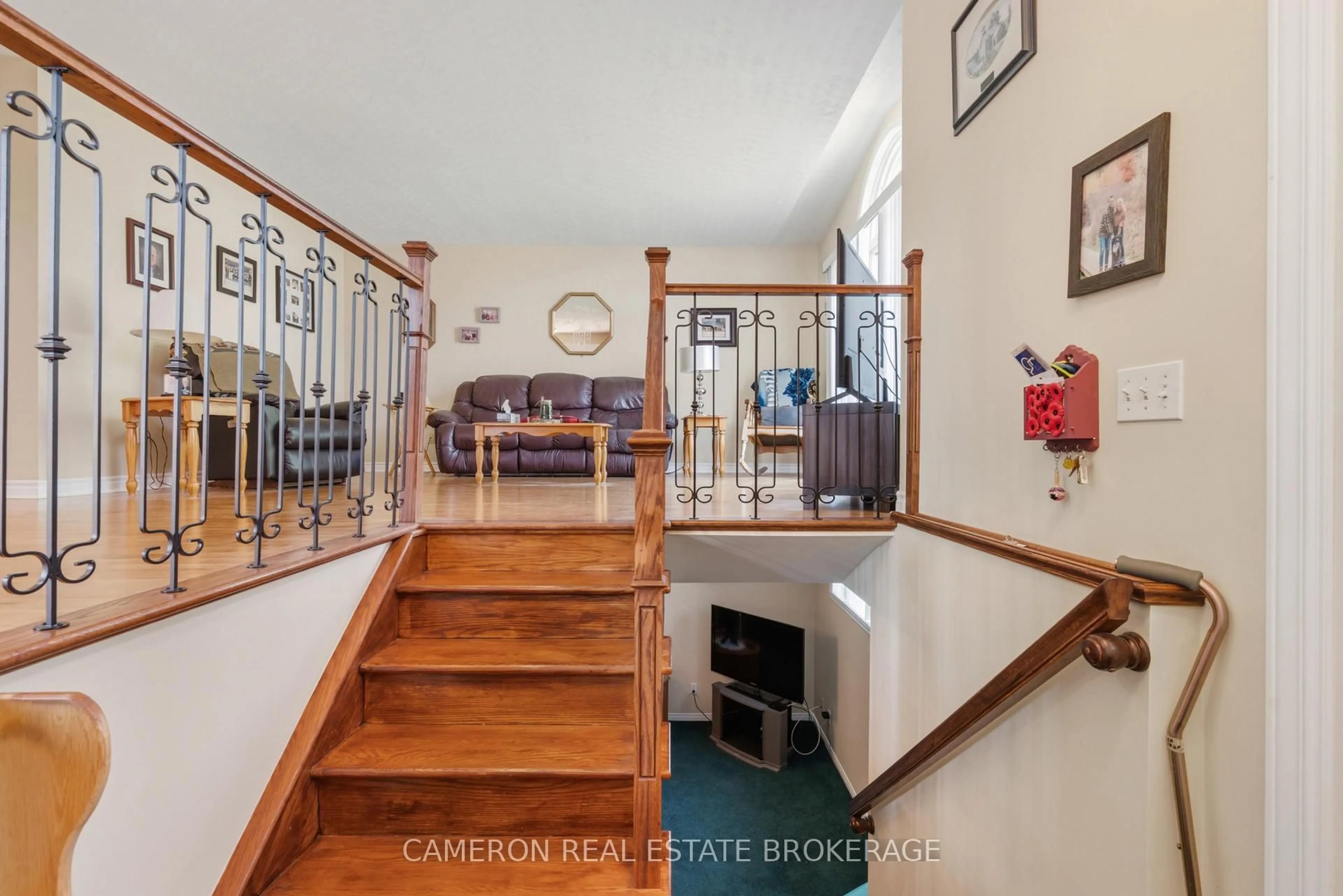 Indoor foyer for 533 Jase St, Cornwall Ontario K6H 7G5