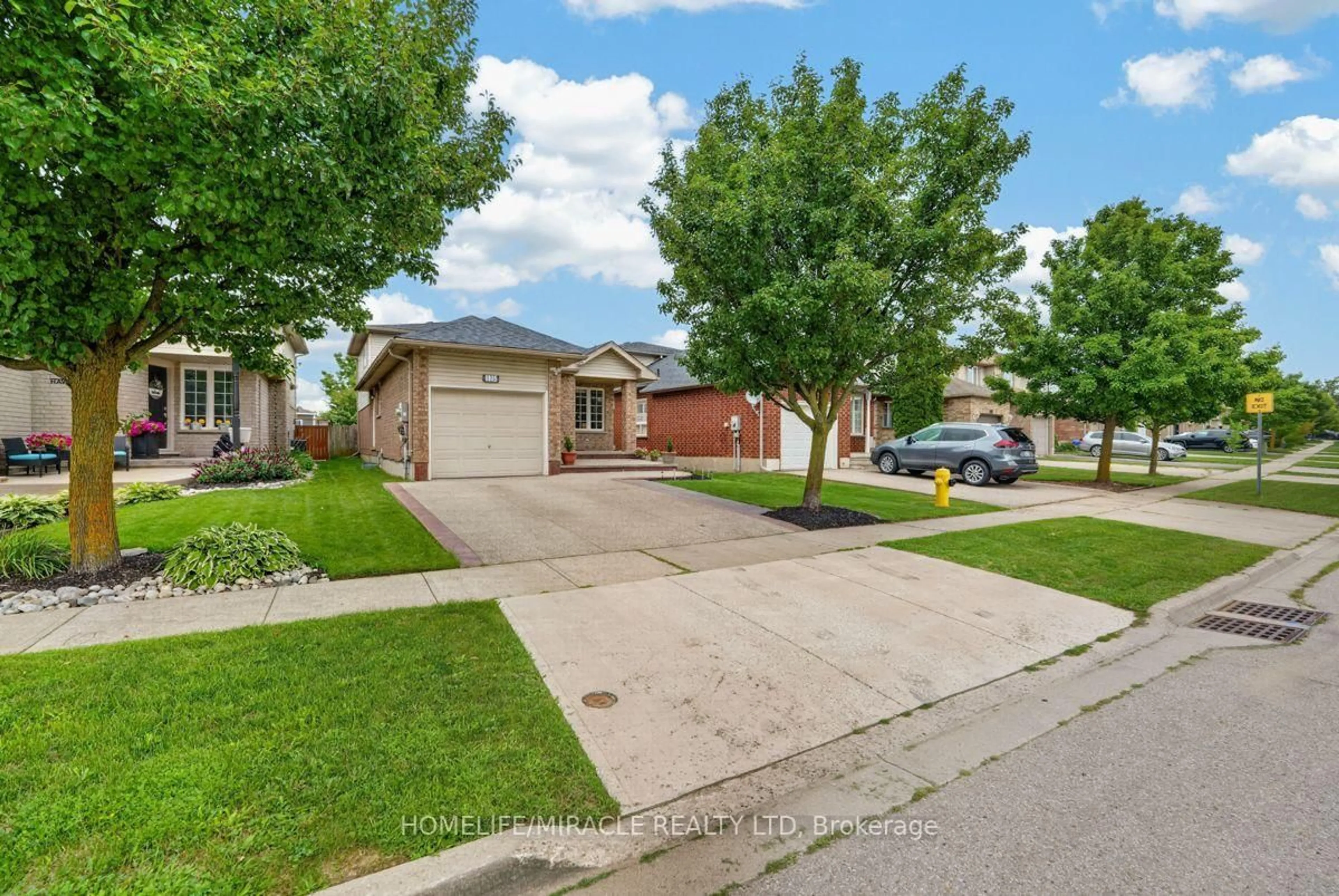 A pic from outside/outdoor area/front of a property/back of a property/a pic from drone, street for 125 Hawkins Dr, Cambridge Ontario N1T 1Z8