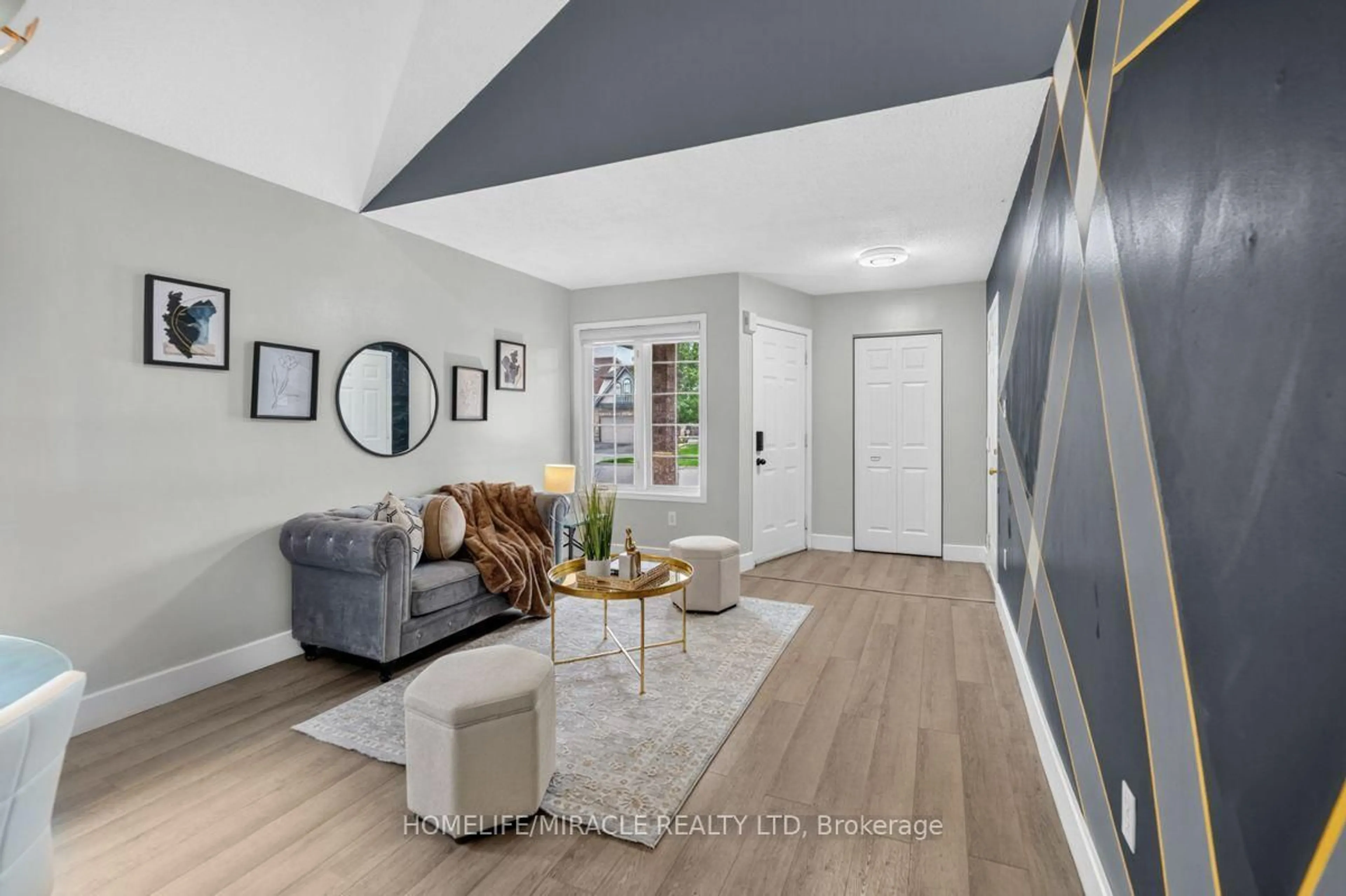 Indoor entryway for 125 Hawkins Dr, Cambridge Ontario N1T 1Z8