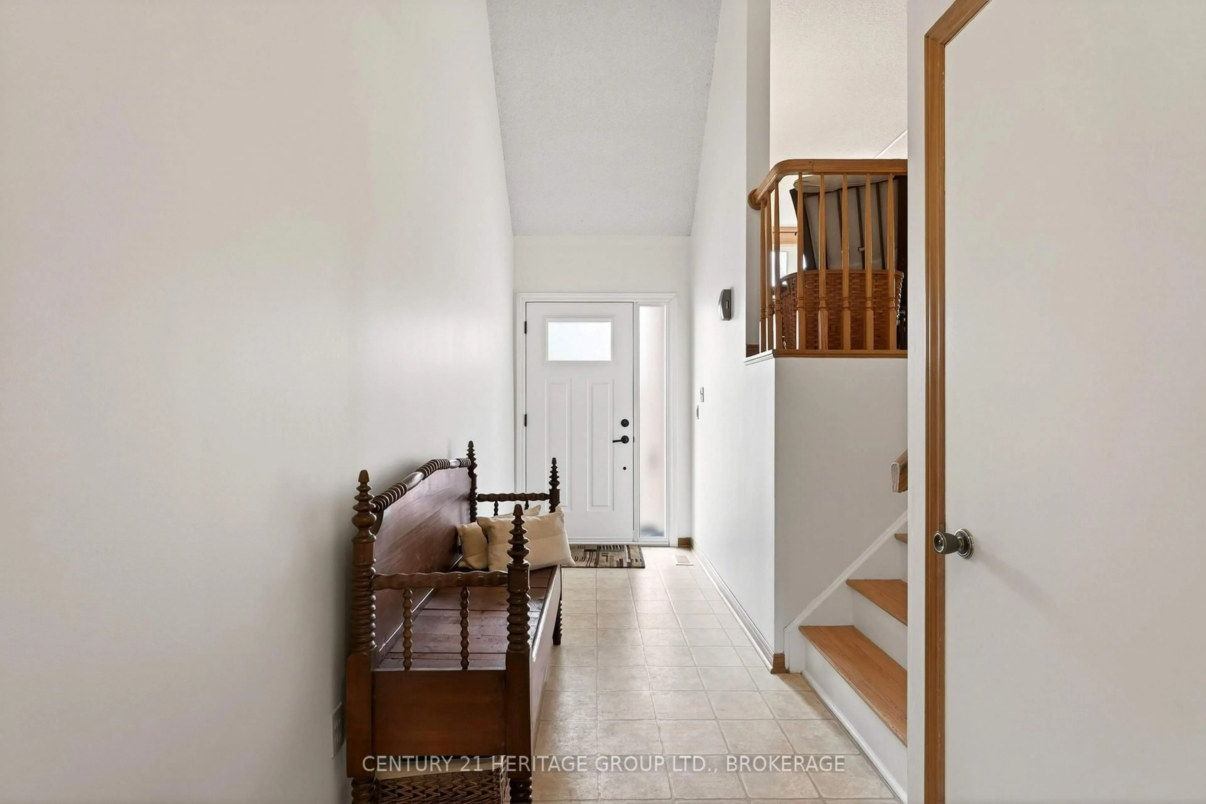 Indoor entryway for 23 Old Oak Rd, Kingston Ontario K7M 7C3