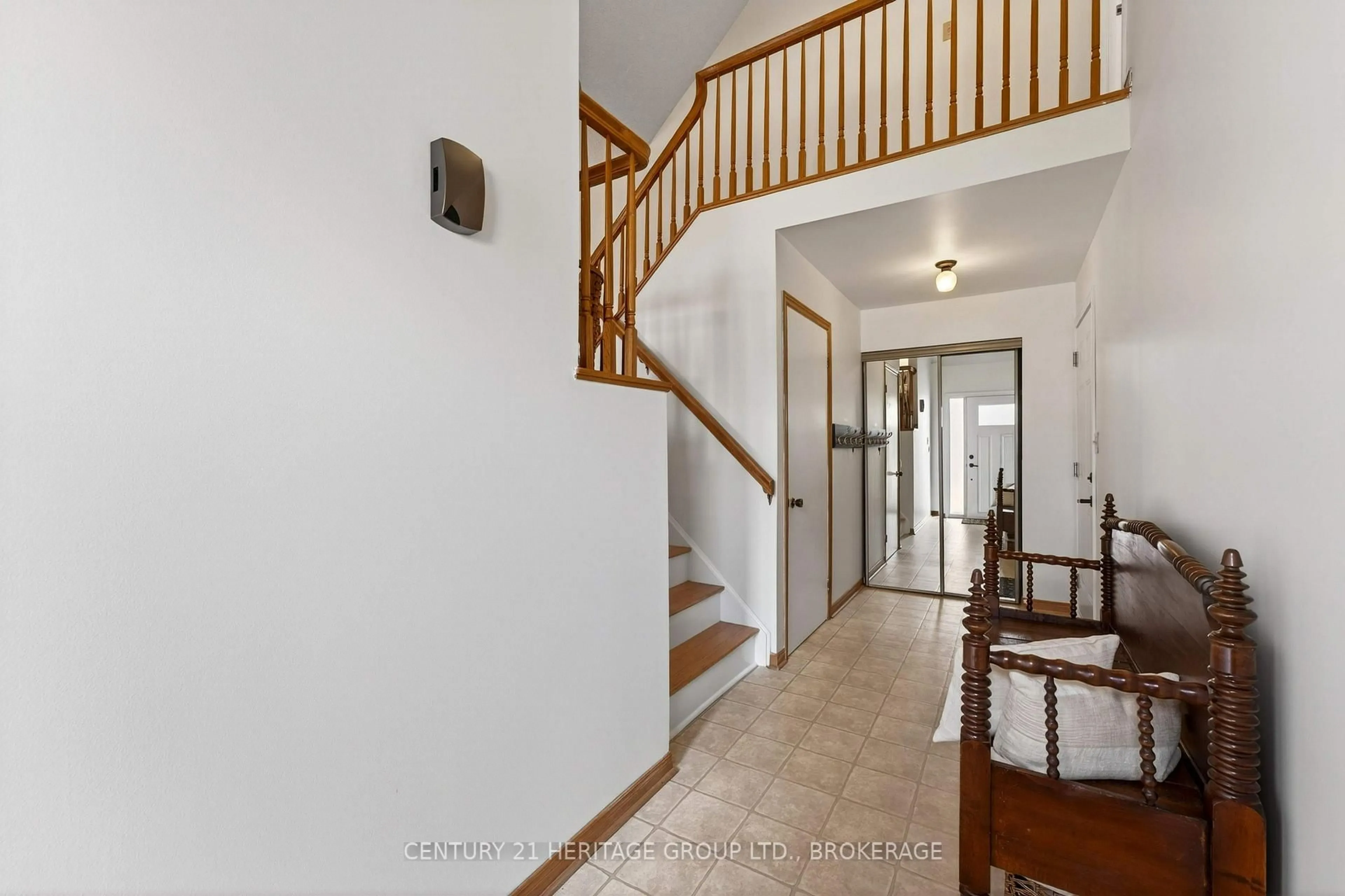 Indoor foyer for 23 Old Oak Rd, Kingston Ontario K7M 7C3