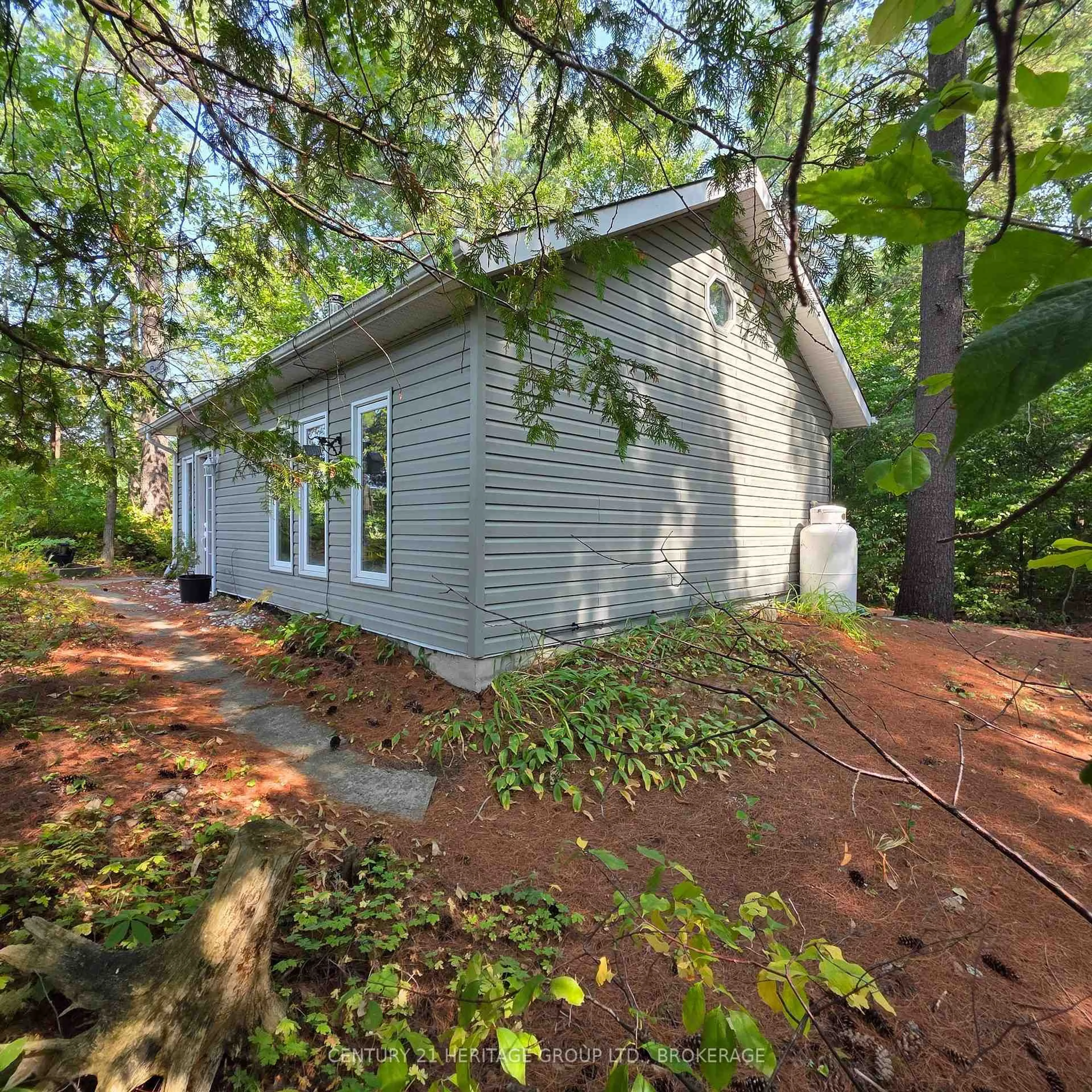 Home with vinyl exterior material, unknown for 1036A Twin Lake Lane, Sharbot Lake Ontario K0H 2P0