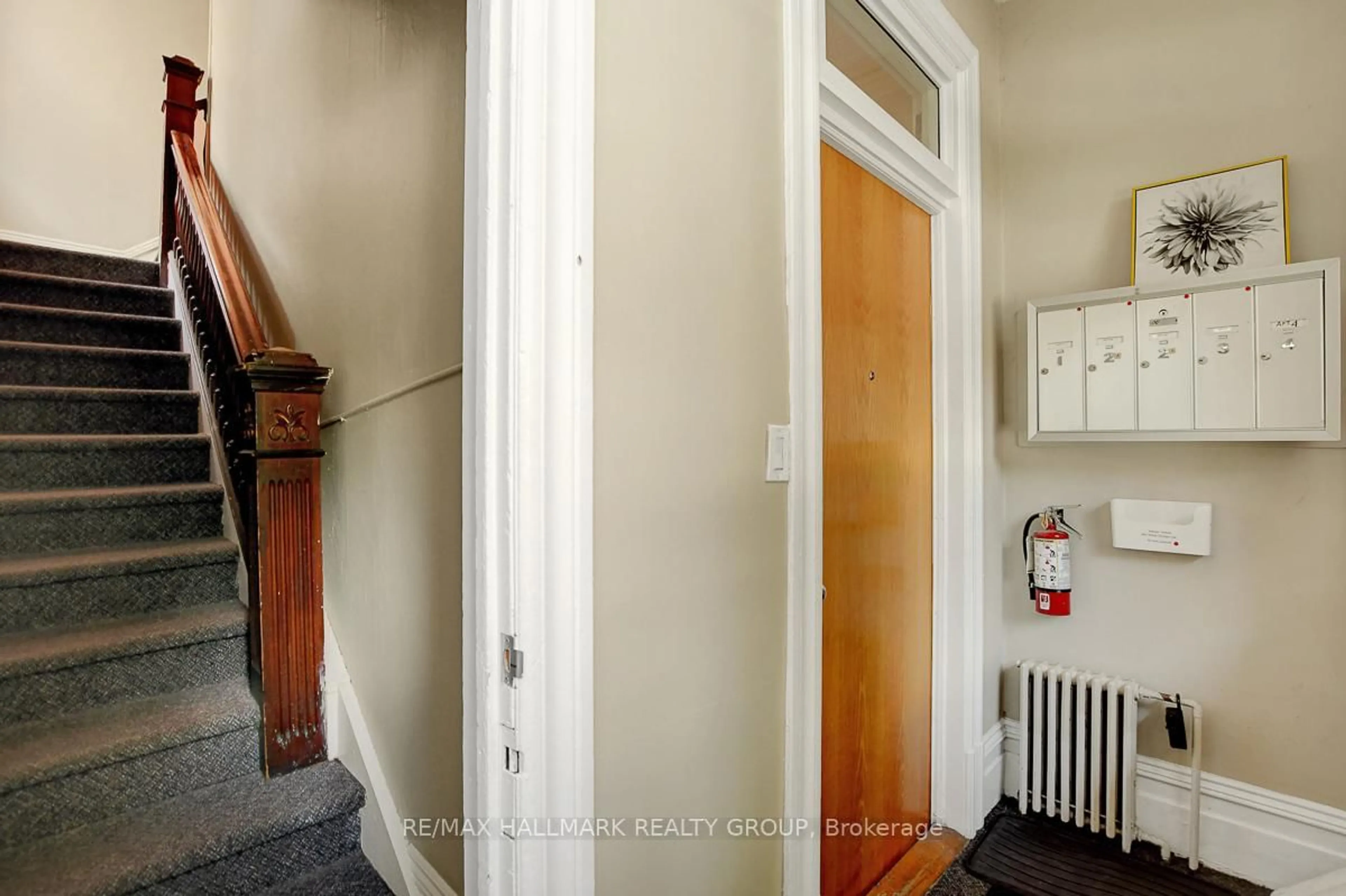 Indoor entryway for 120 Strathcona Ave, Ottawa Ontario K1S 1X6