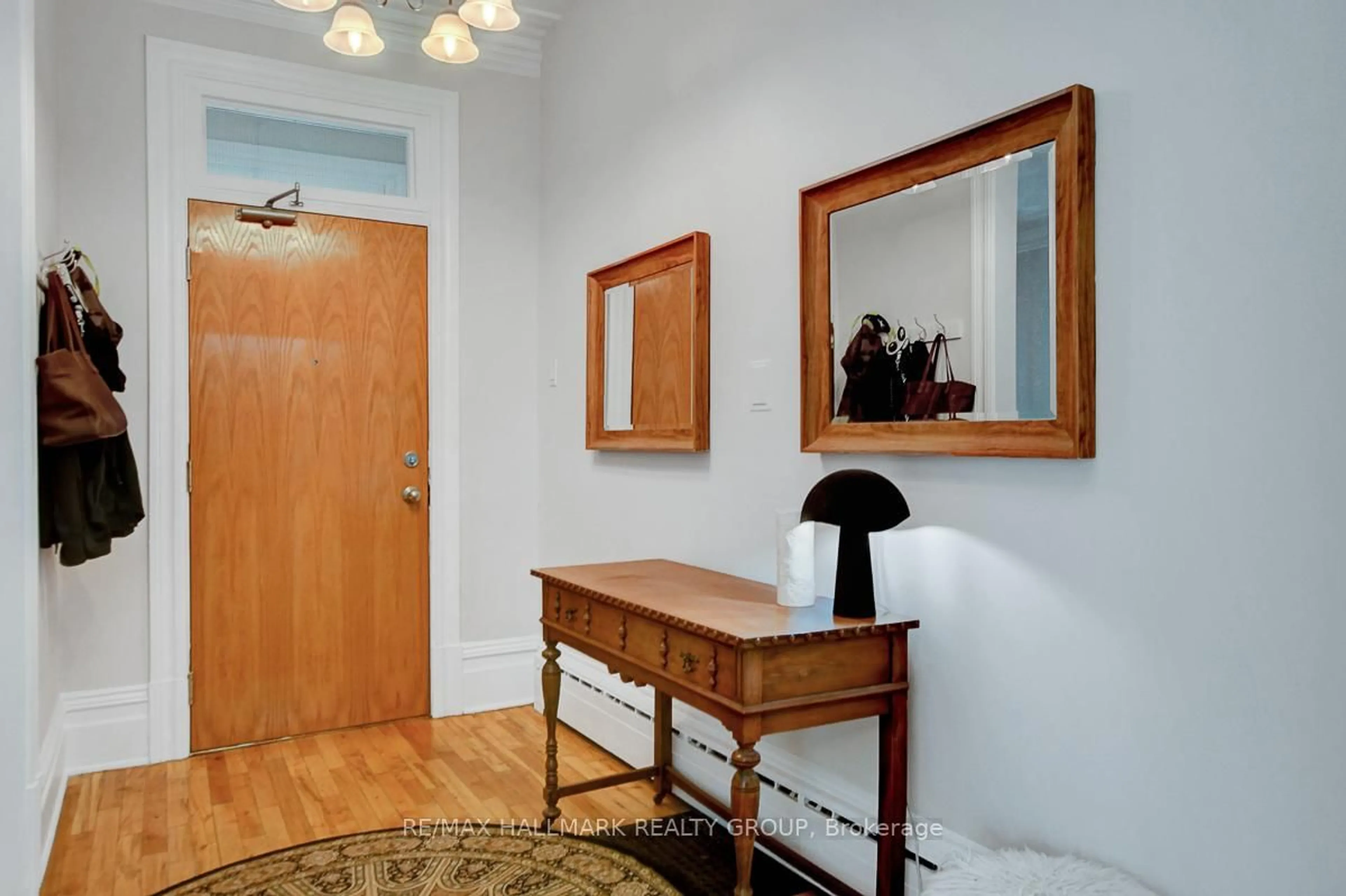 Indoor entryway for 120 Strathcona Ave, Ottawa Ontario K1S 1X6