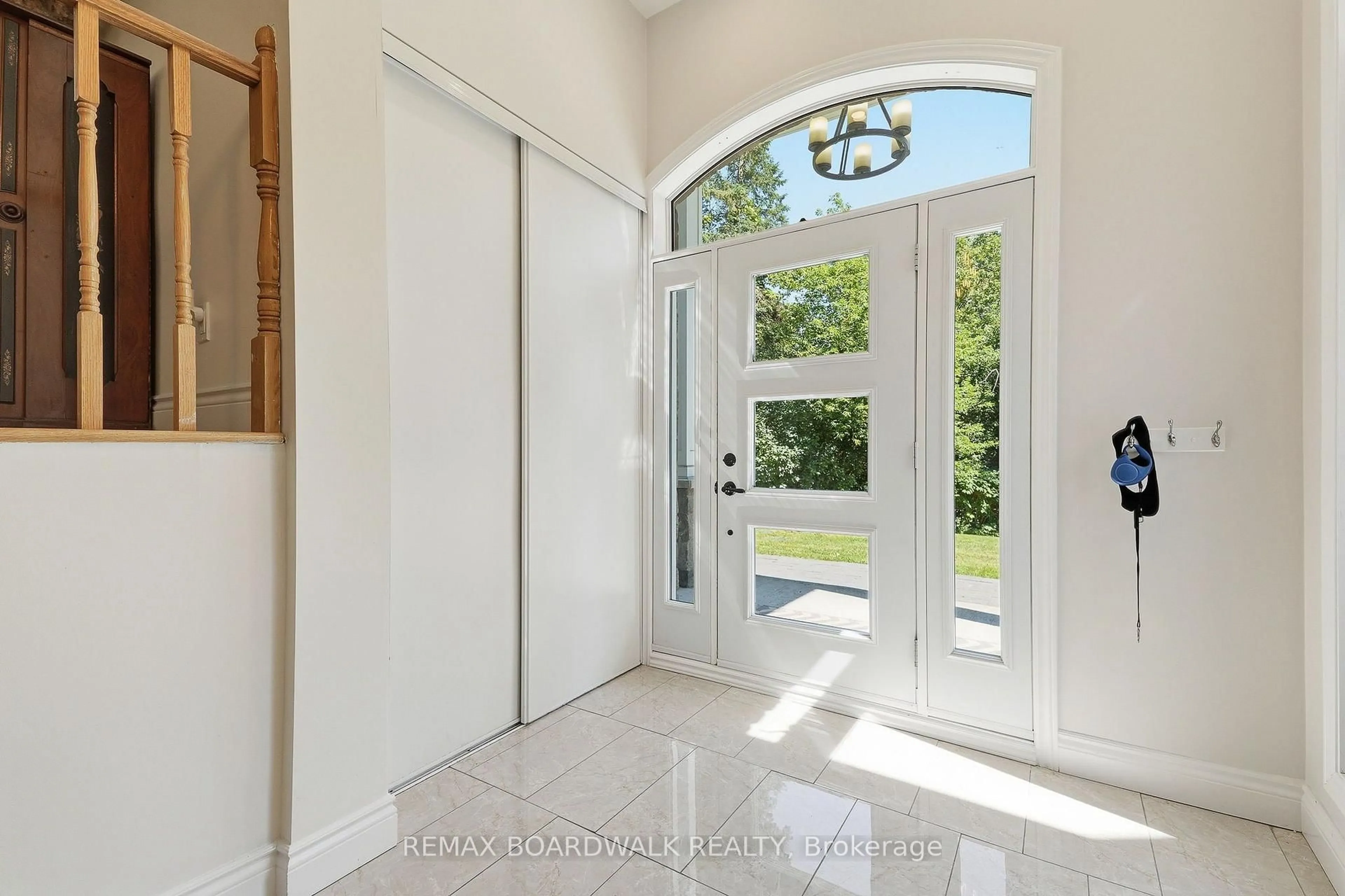Indoor entryway for 1110 Dunning Rd, Orleans Ontario K4C 1P5