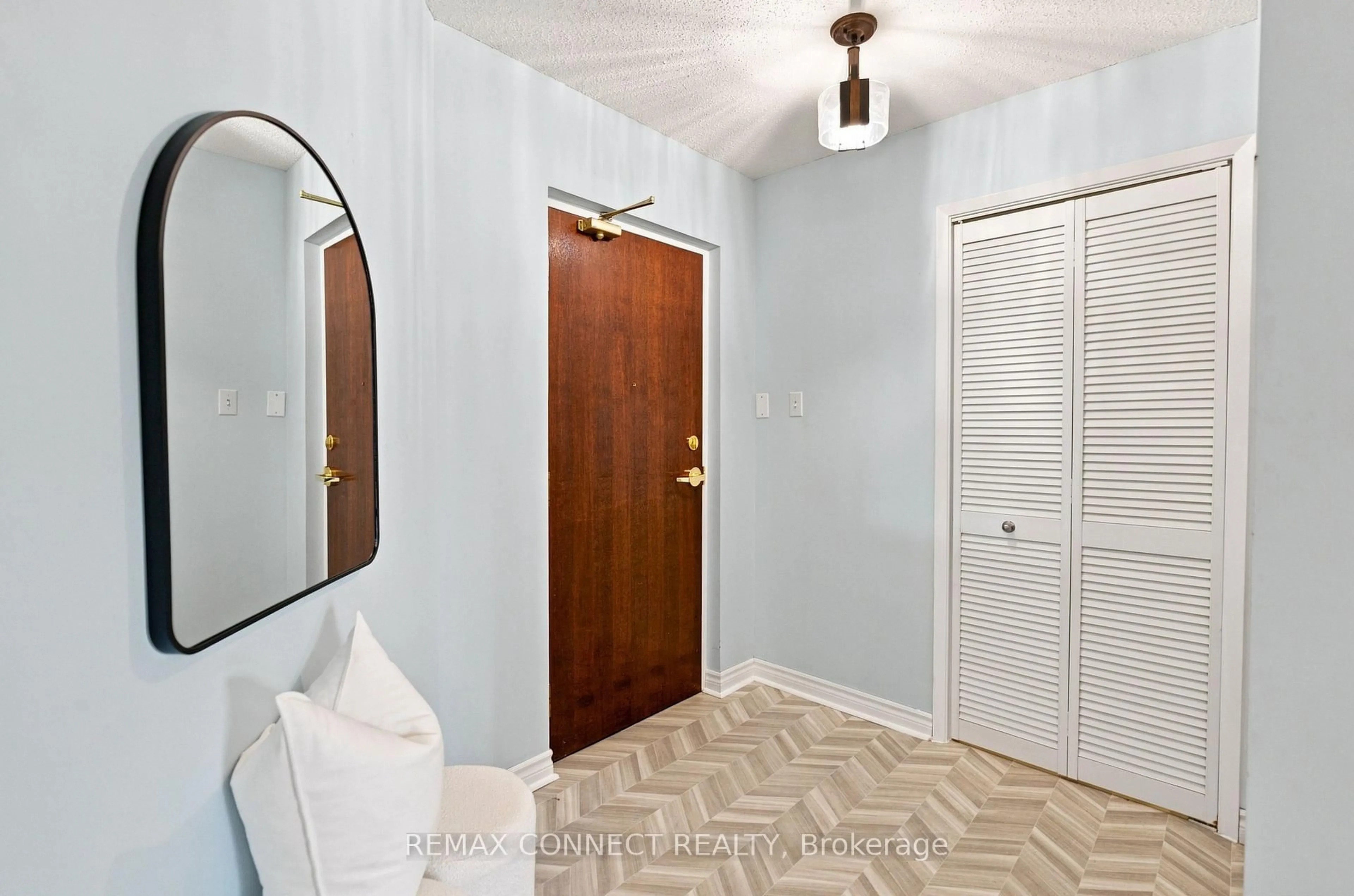 Indoor entryway for 4 Heritage Way #308, Kawartha Lakes Ontario K9V 5Z2