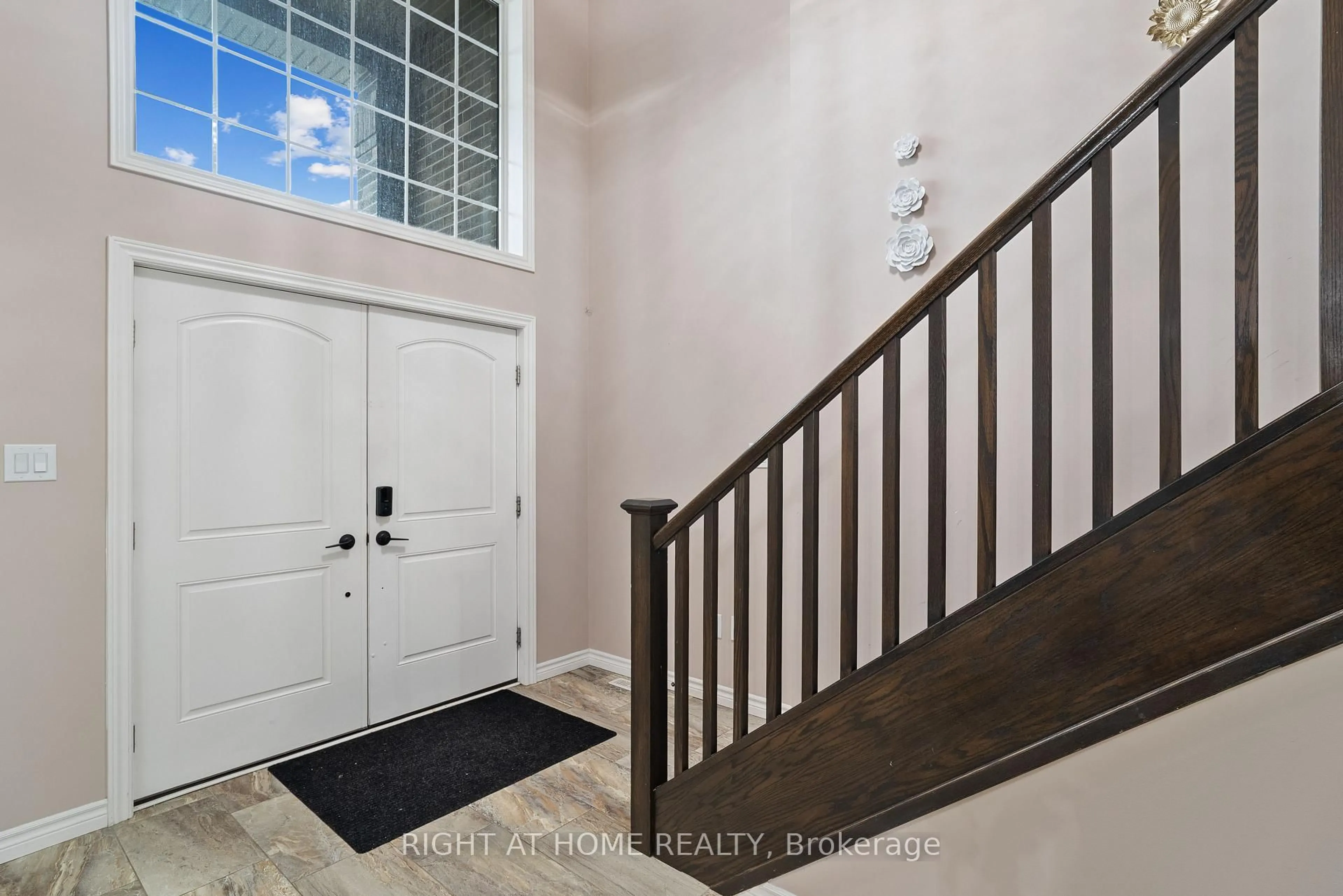 Indoor entryway for 624 Superior Dr, London North Ontario N5X 0M2