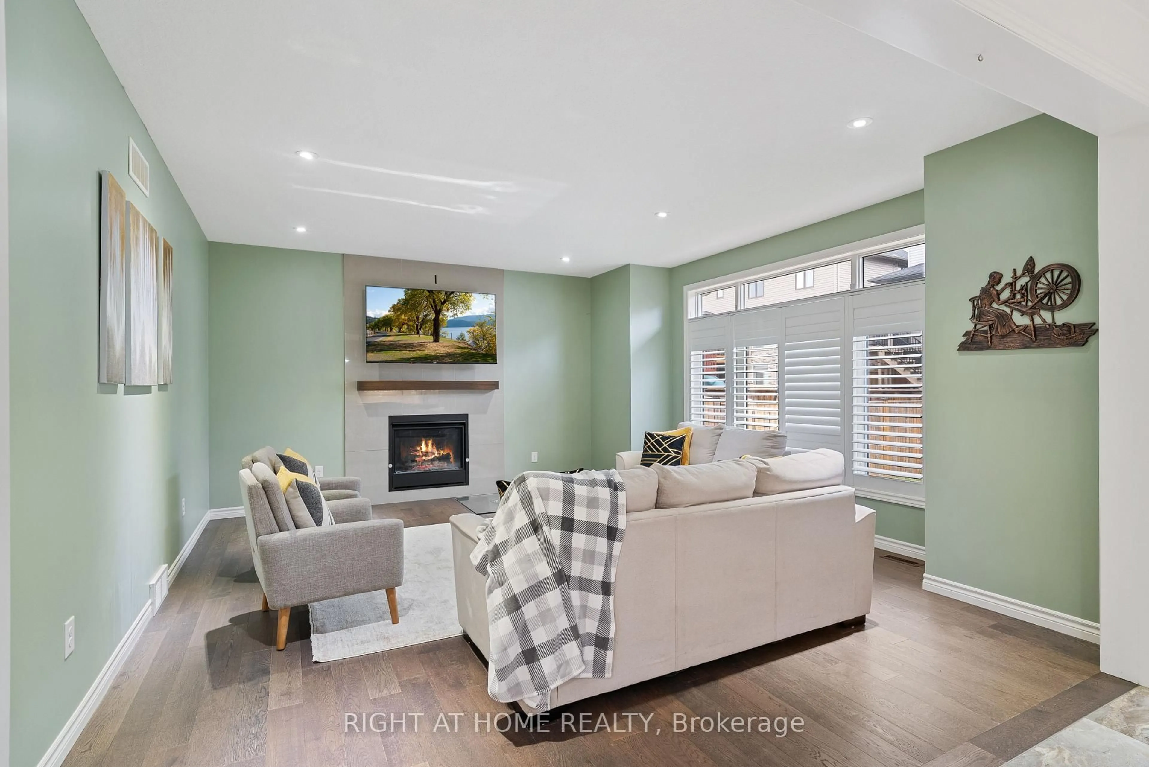 Living room with furniture, unknown for 624 Superior Dr, London North Ontario N5X 0M2