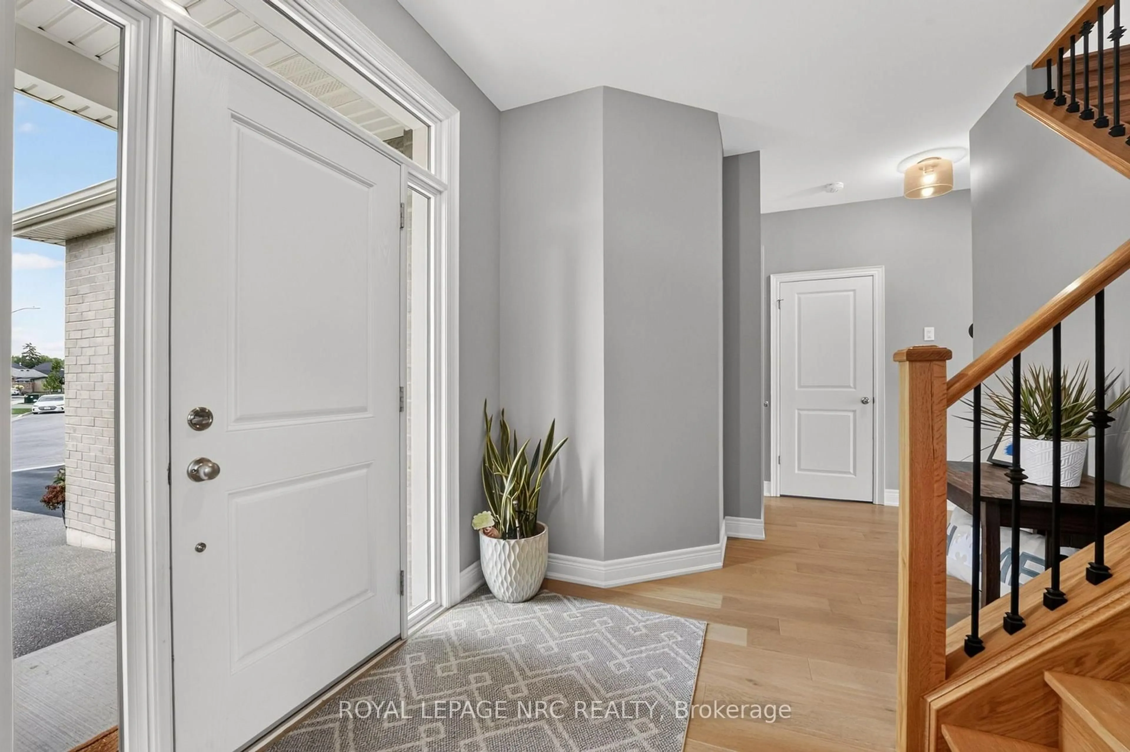 Indoor entryway for 4162 Village Creek Dr, Fort Erie Ontario L0S 1S0