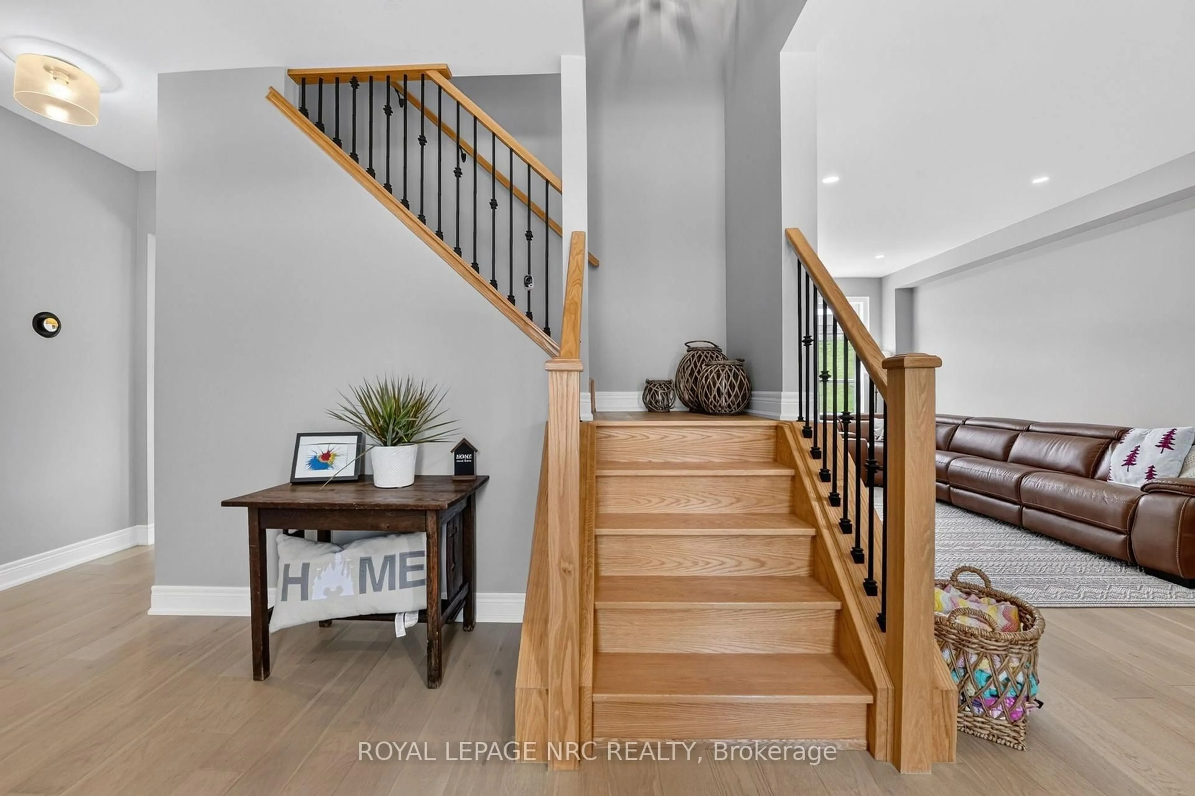 Indoor entryway for 4162 Village Creek Dr, Fort Erie Ontario L0S 1S0