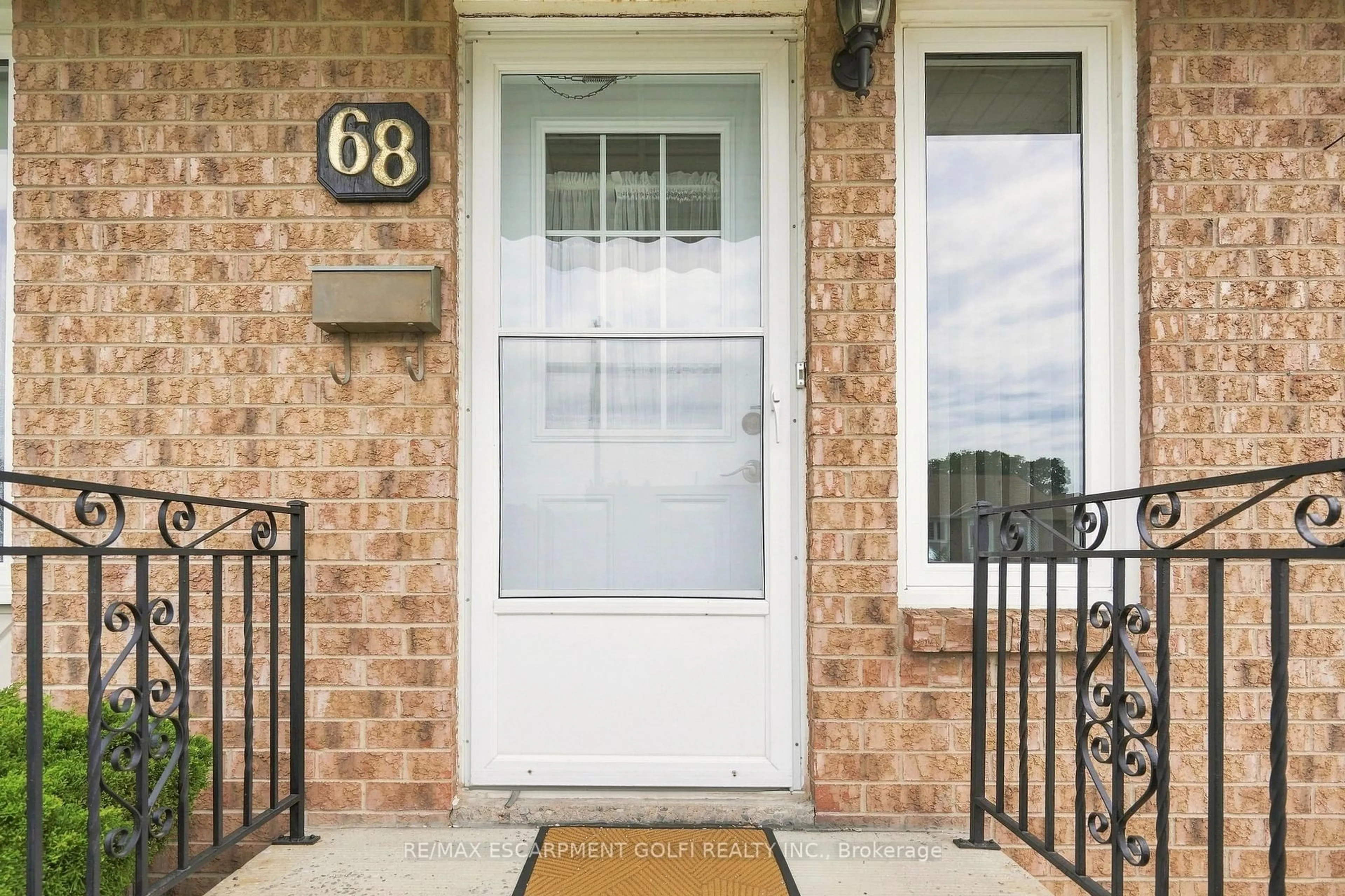 Indoor entryway for 122 Bunting Rd #68, St. Catharines Ontario L2P 3X7