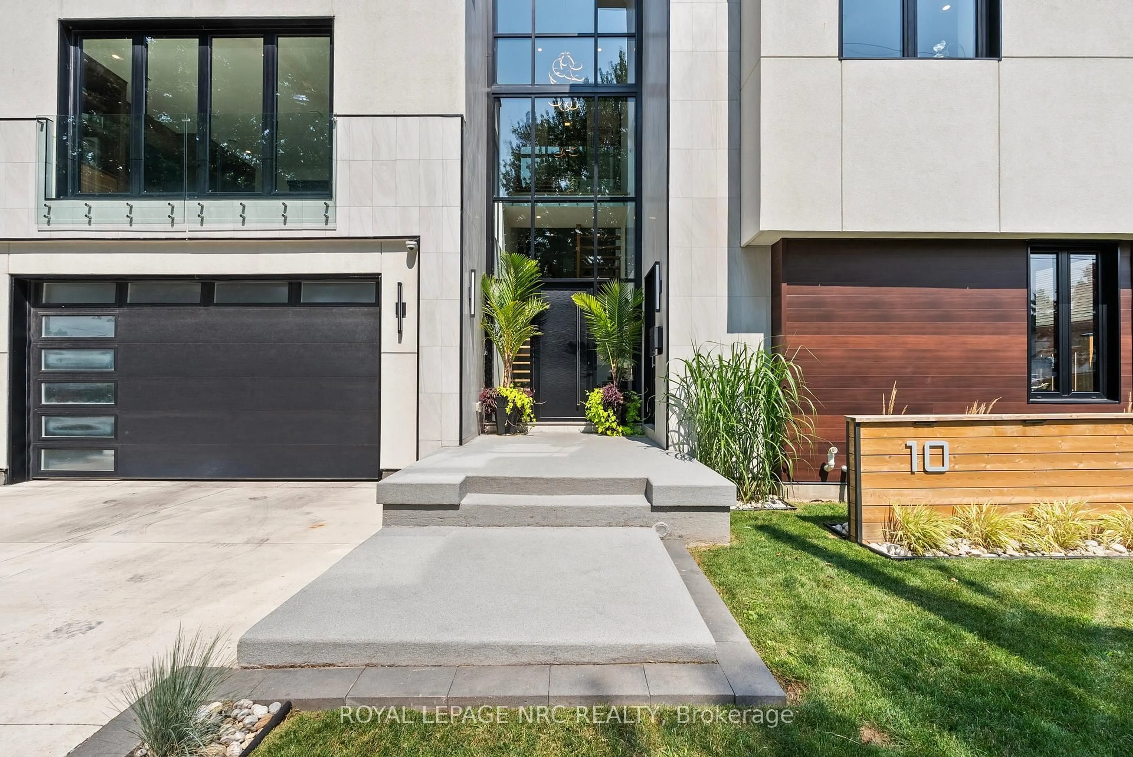 Unknown for 10 Pawling St, St. Catharines Ontario L2N 5M2