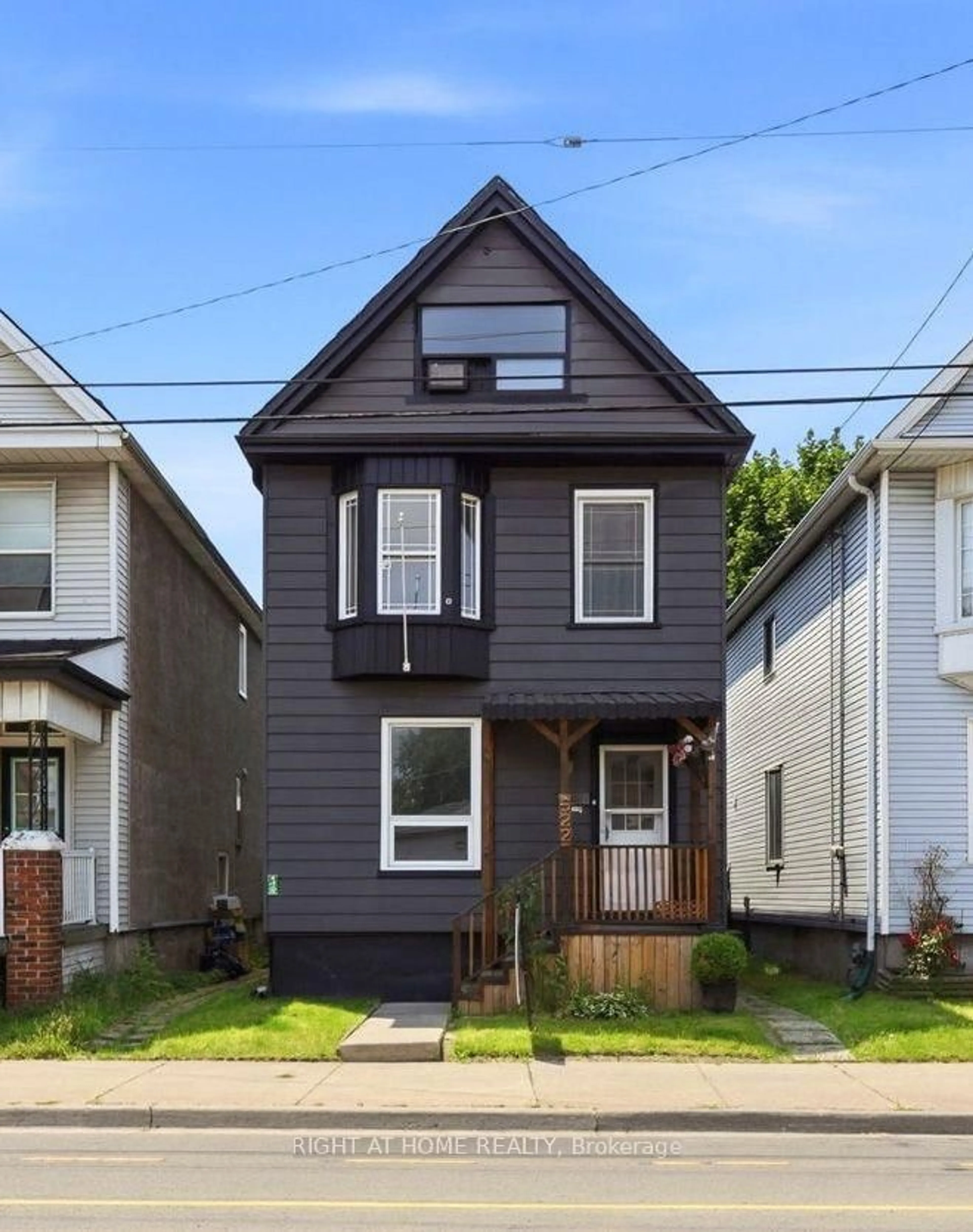 Home with vinyl exterior material, street for 522 Cannon St, Hamilton Ontario L8L 2E8