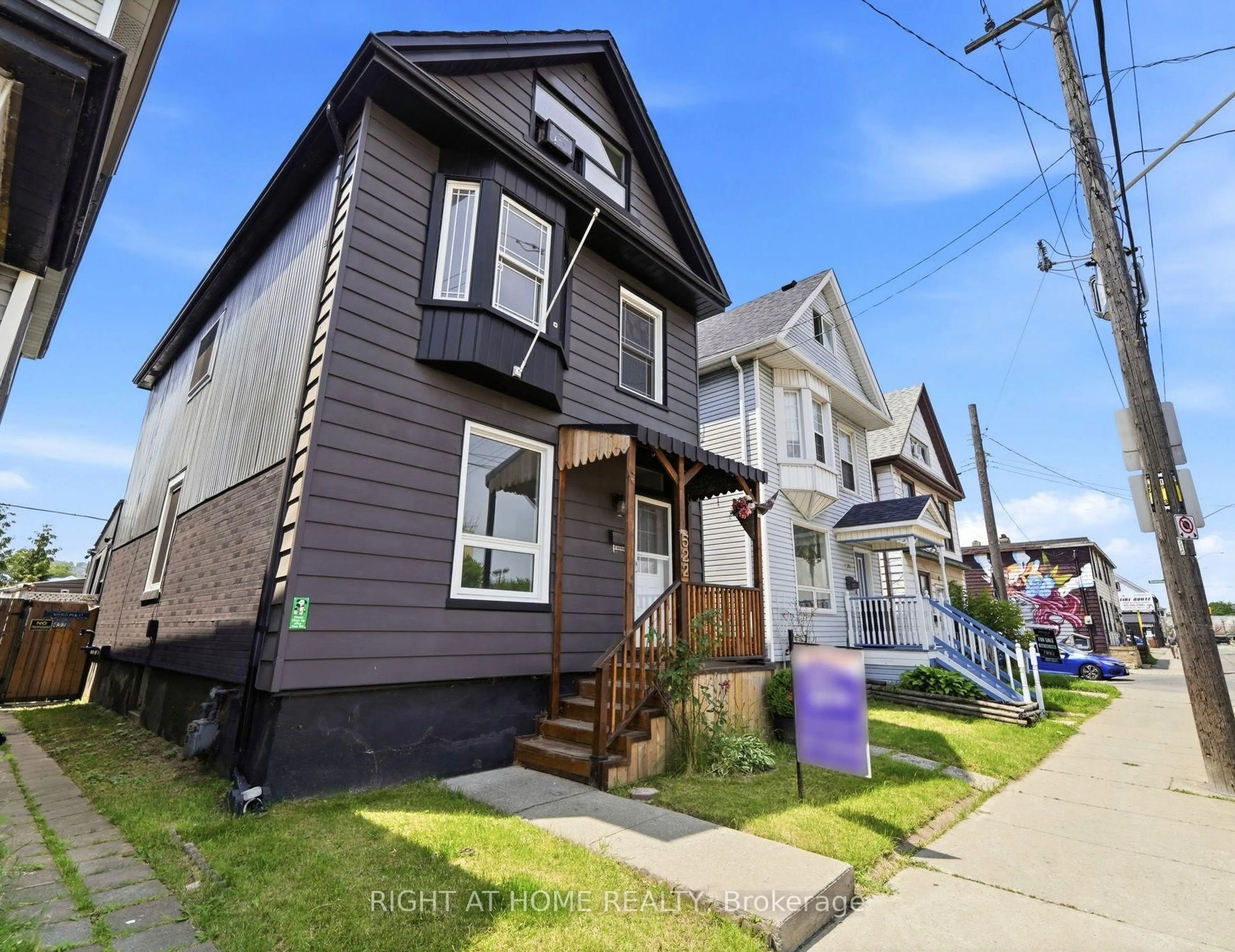 Home with vinyl exterior material, street for 522 Cannon St, Hamilton Ontario L8L 2E8