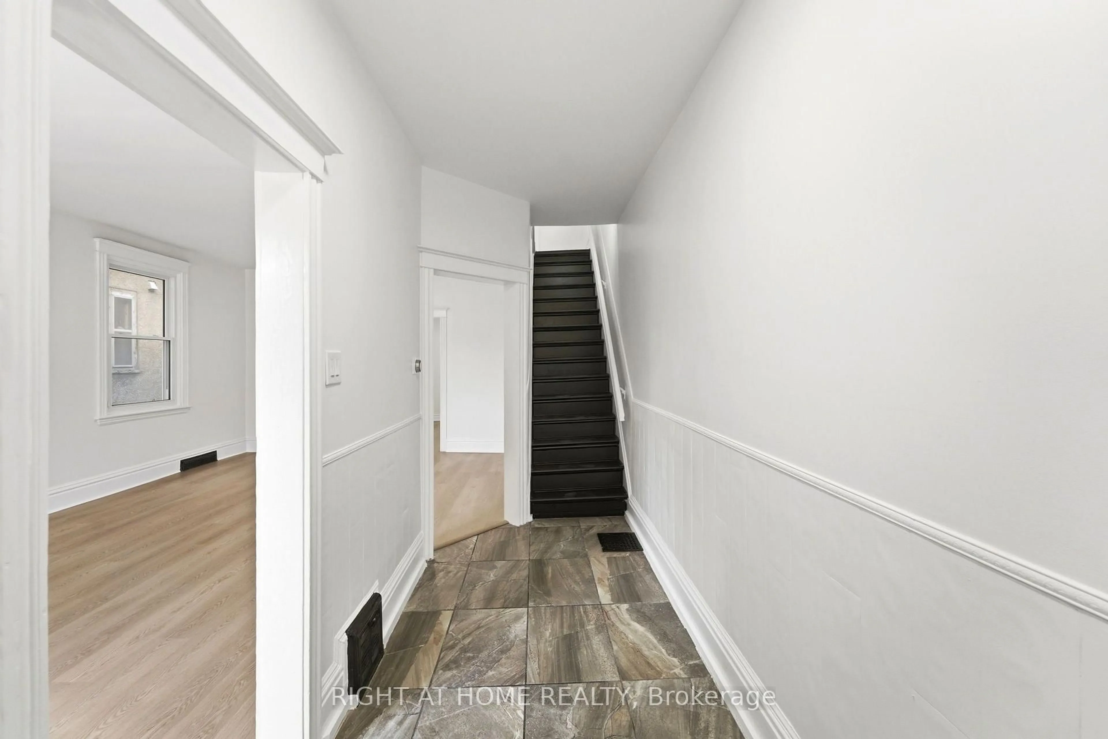Indoor entryway for 522 Cannon St, Hamilton Ontario L8L 2E8