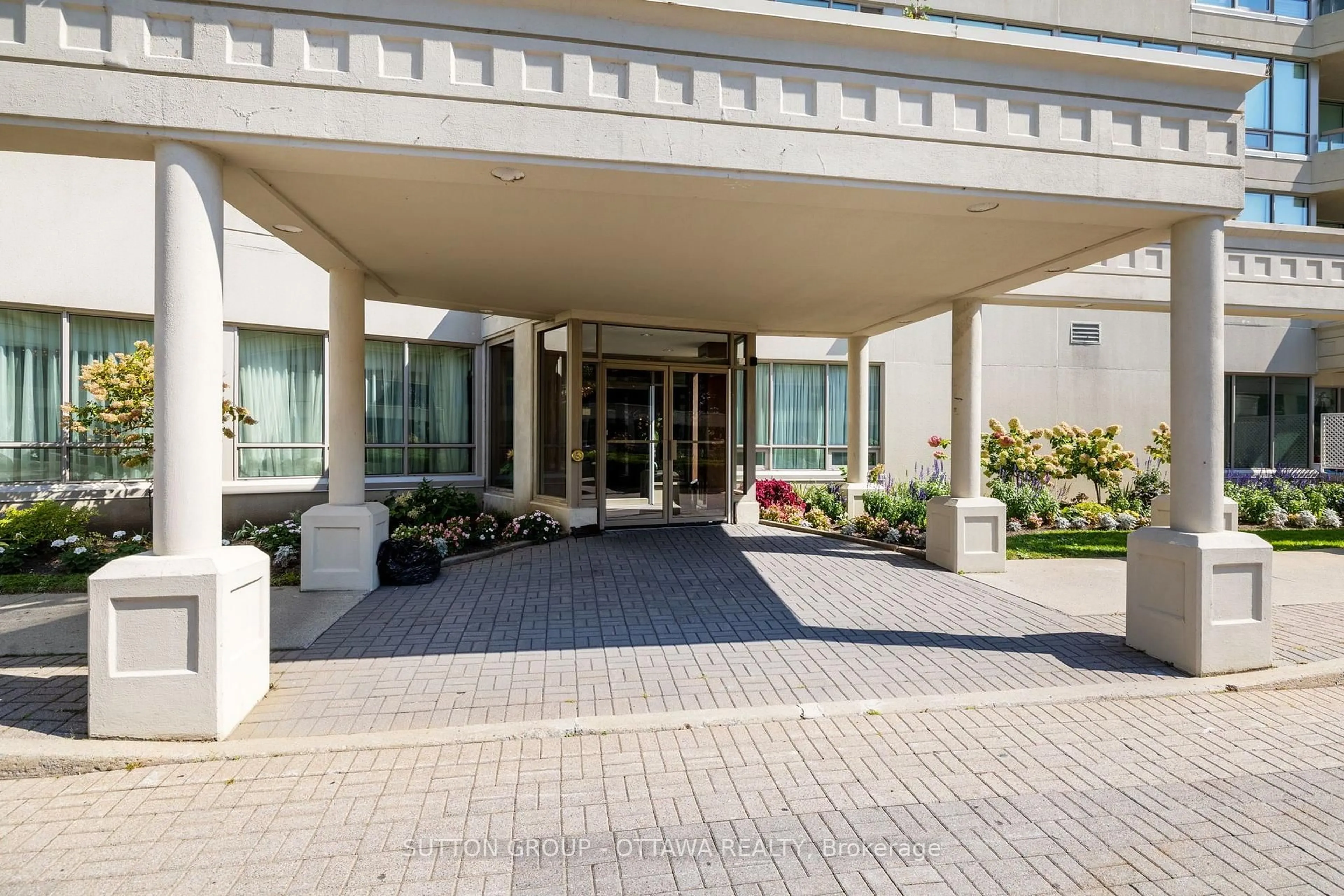 Indoor foyer for 1480 RIVERSIDE Dr #803, Ottawa Ontario K1G 5H2