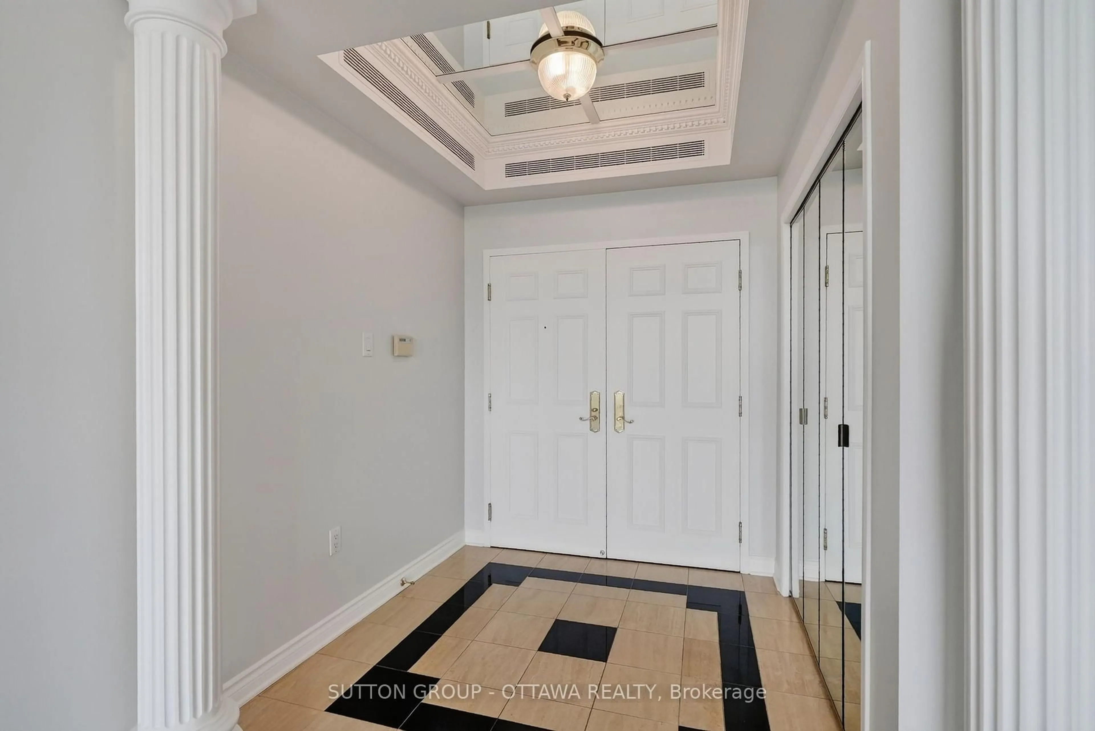 Indoor entryway for 1480 RIVERSIDE Dr #803, Ottawa Ontario K1G 5H2