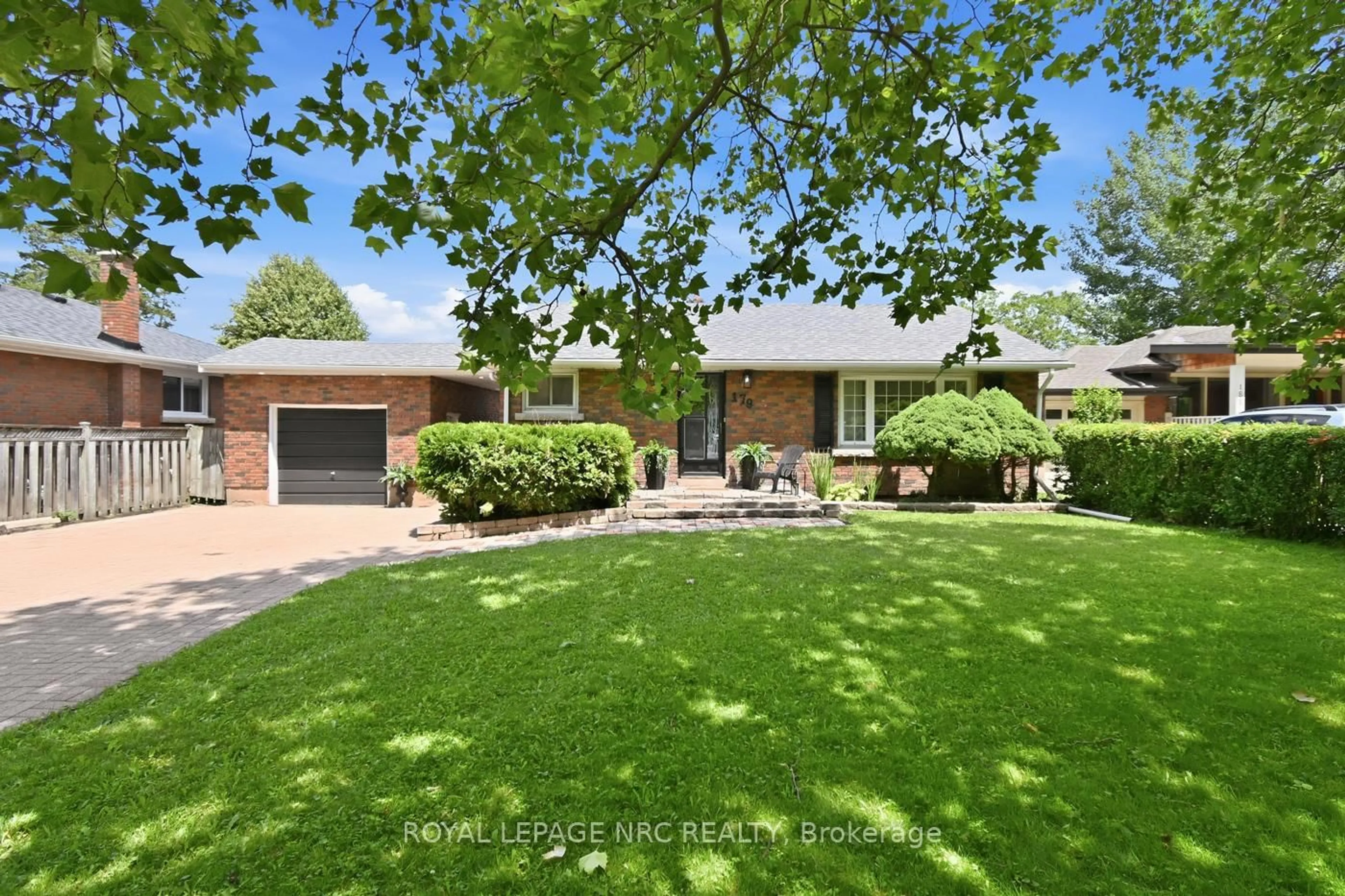 A pic from outside/outdoor area/front of a property/back of a property/a pic from drone, street for 179 Woodside Dr, St. Catharines Ontario L2T 1X7