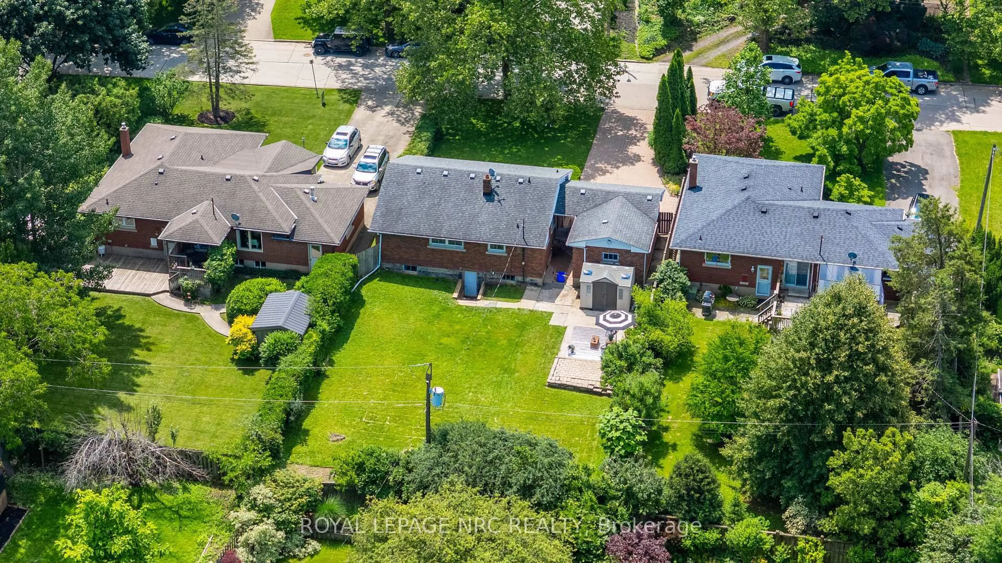 A pic from outside/outdoor area/front of a property/back of a property/a pic from drone, street for 179 Woodside Dr, St. Catharines Ontario L2T 1X7