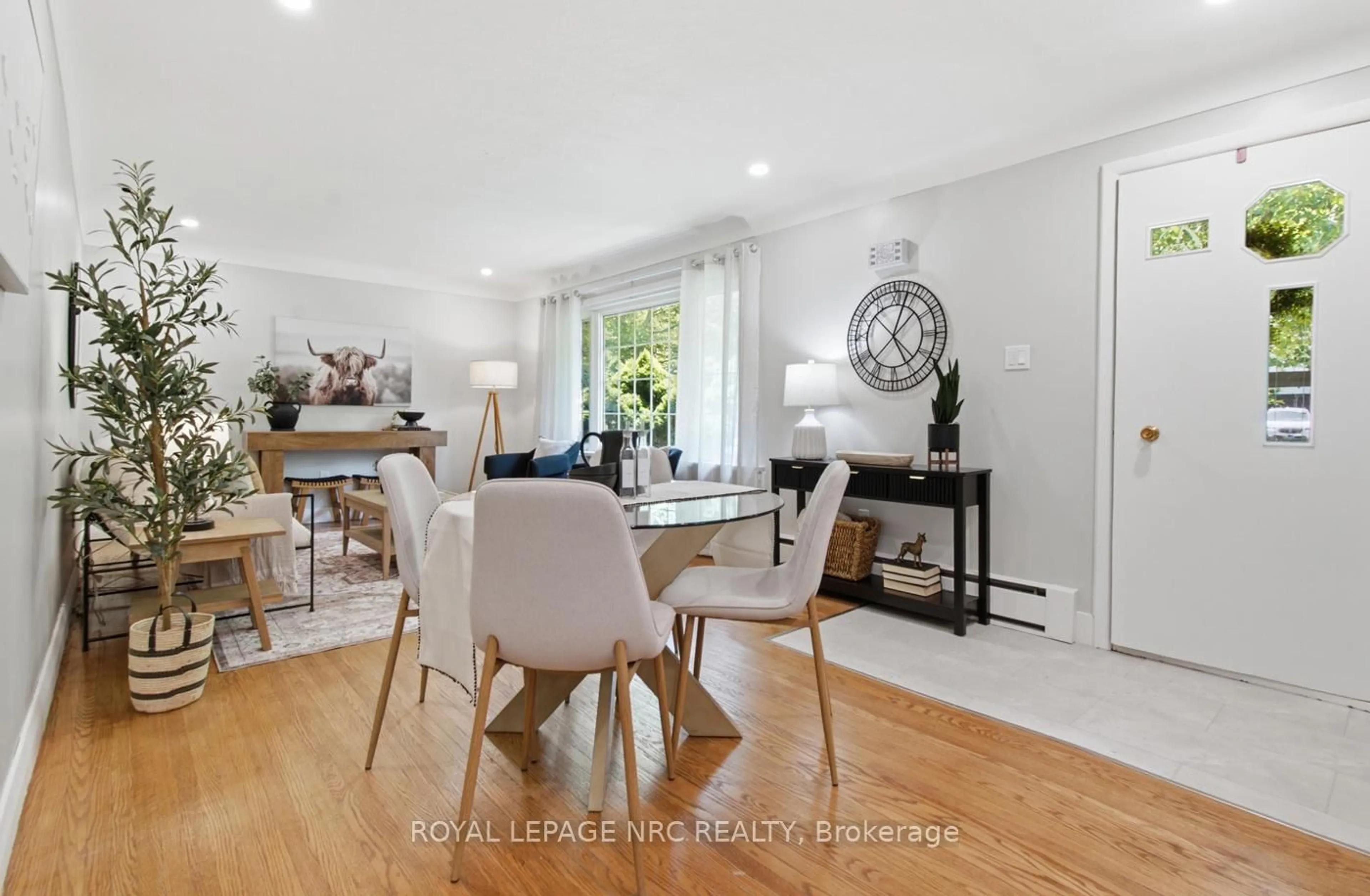 Dining room, wood/laminate floor for 179 Woodside Dr, St. Catharines Ontario L2T 1X7
