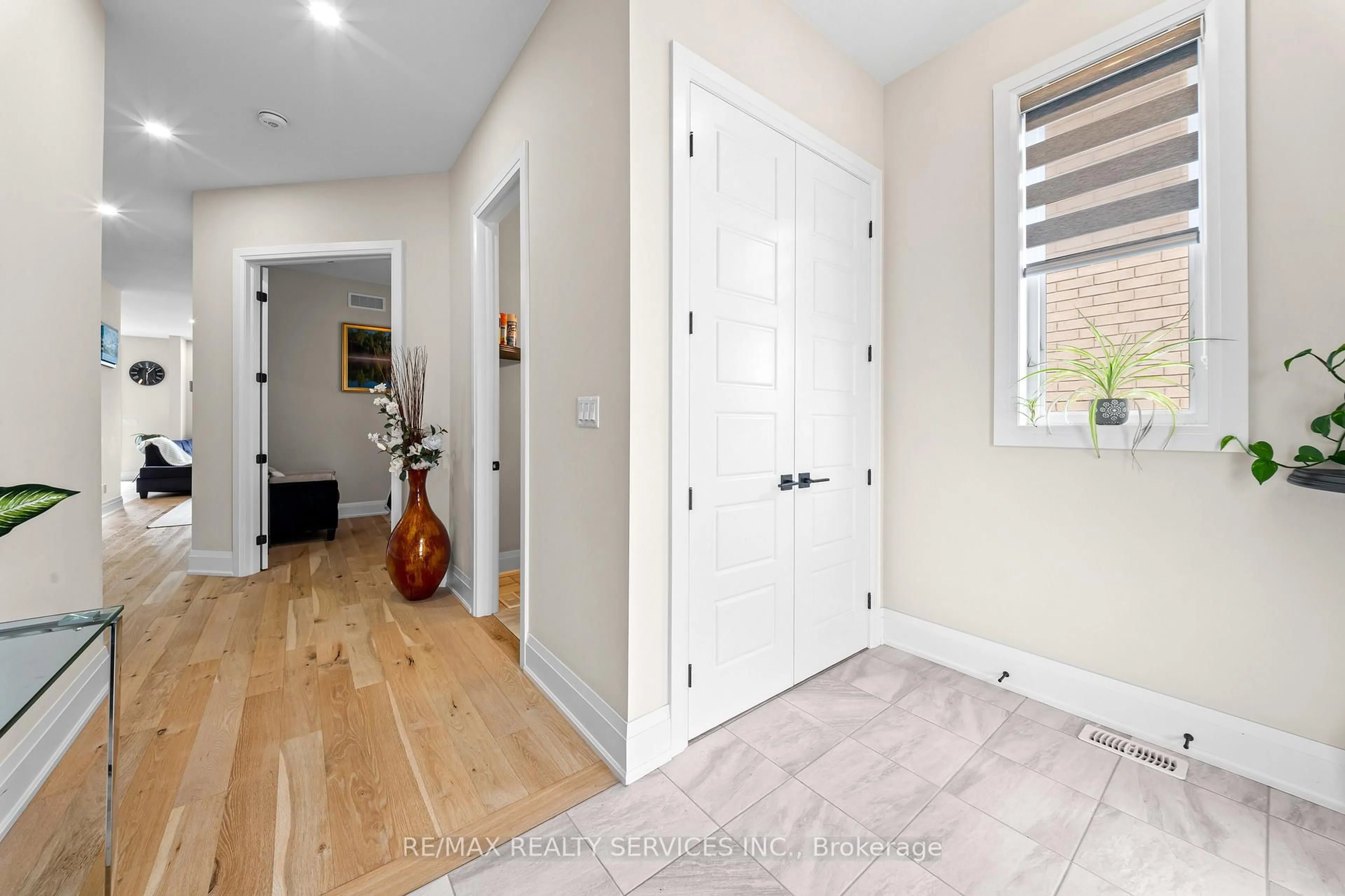 Indoor entryway for 130 Pondcliffe Dr, Kitchener Ontario N2R 0M4