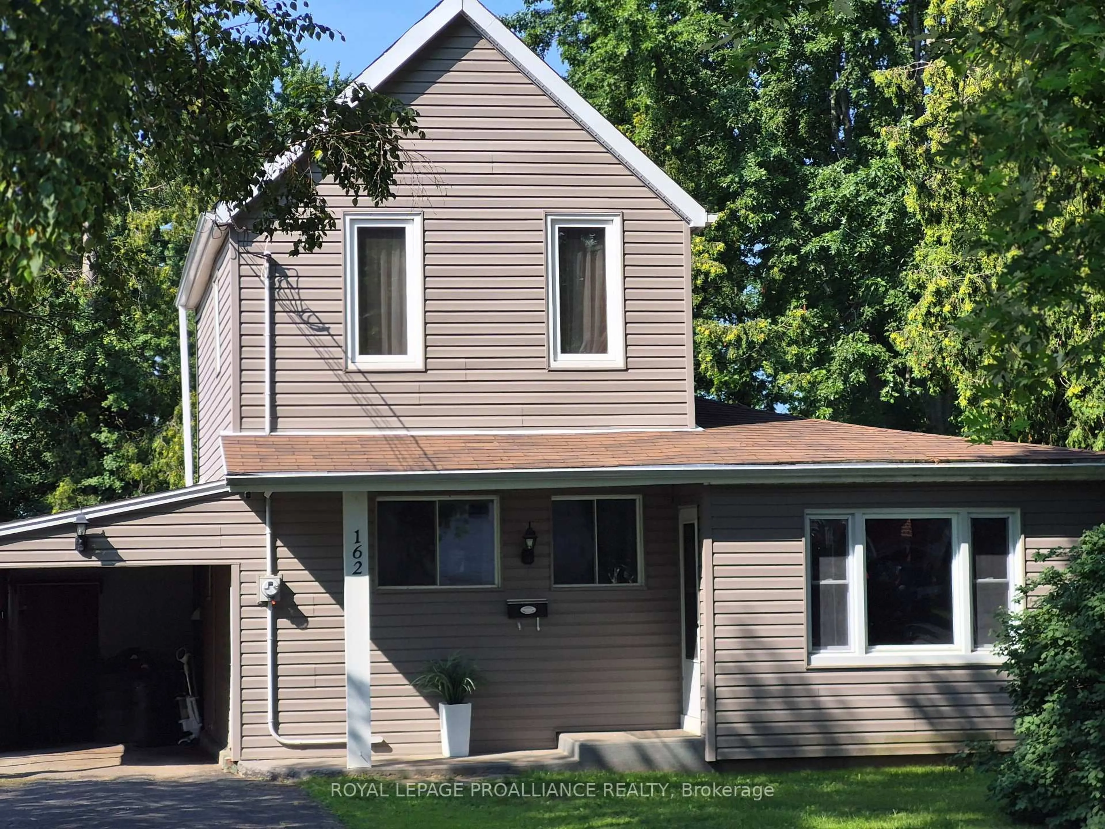 Home with vinyl exterior material, street for 162 First Ave, Brockville Ontario K6V 3B5