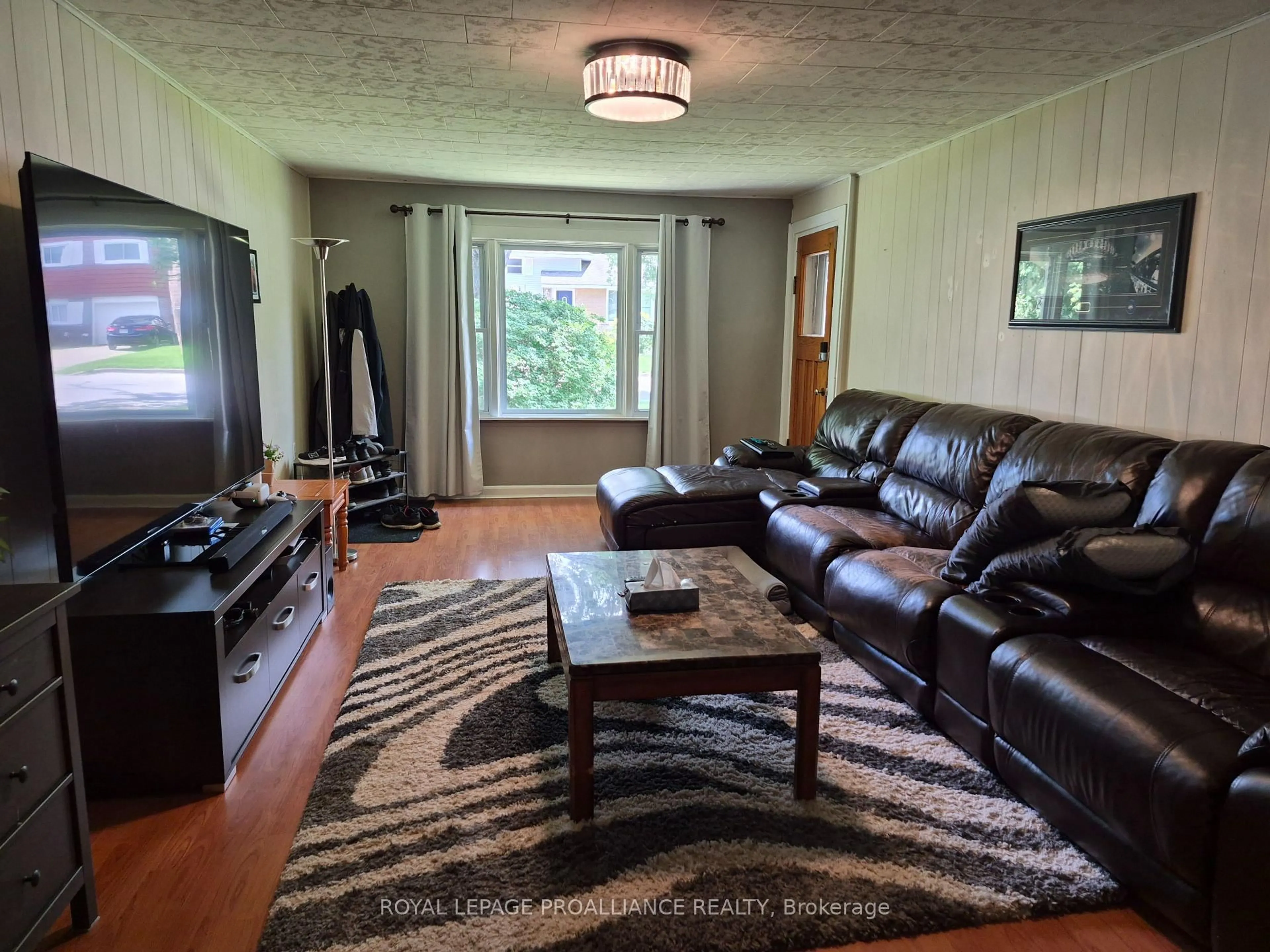 Living room with furniture, wood/laminate floor for 162 First Ave, Brockville Ontario K6V 3B5