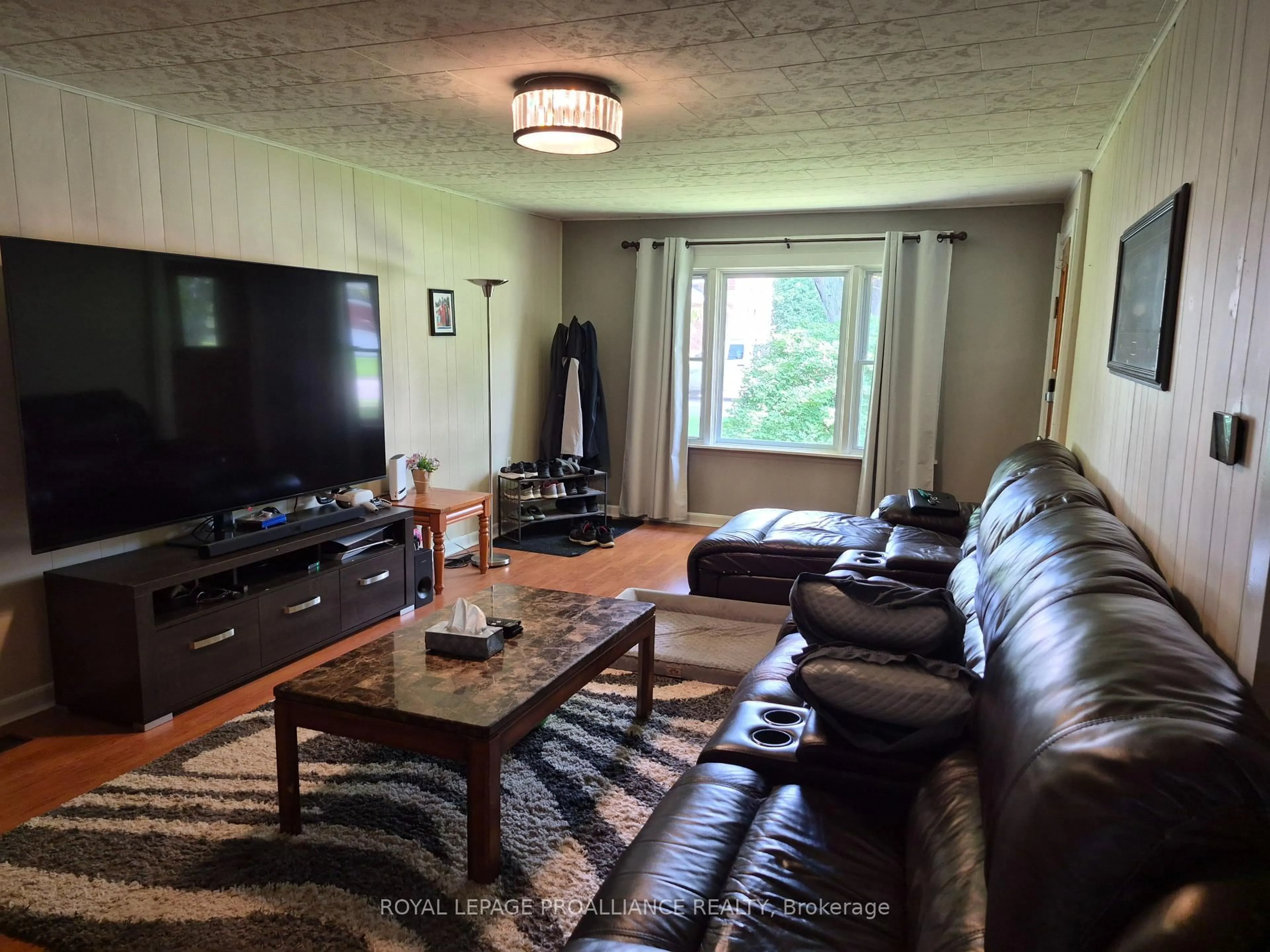 Living room with furniture, unknown for 162 First Ave, Brockville Ontario K6V 3B5