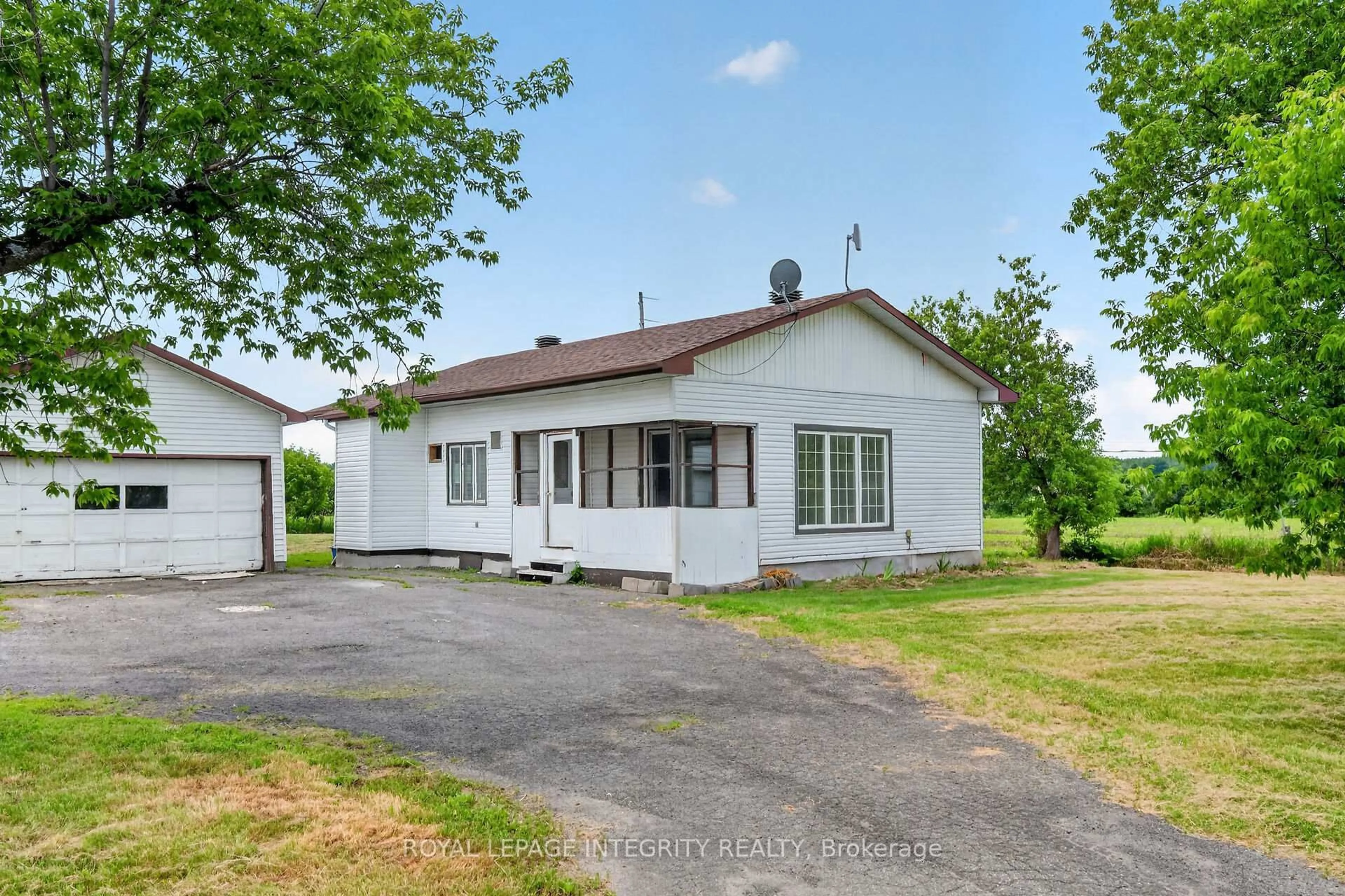 A pic from outside/outdoor area/front of a property/back of a property/a pic from drone, street for 3156 Old Highway 17 Rd, Clarence-Rockland Ontario K4K 1W3