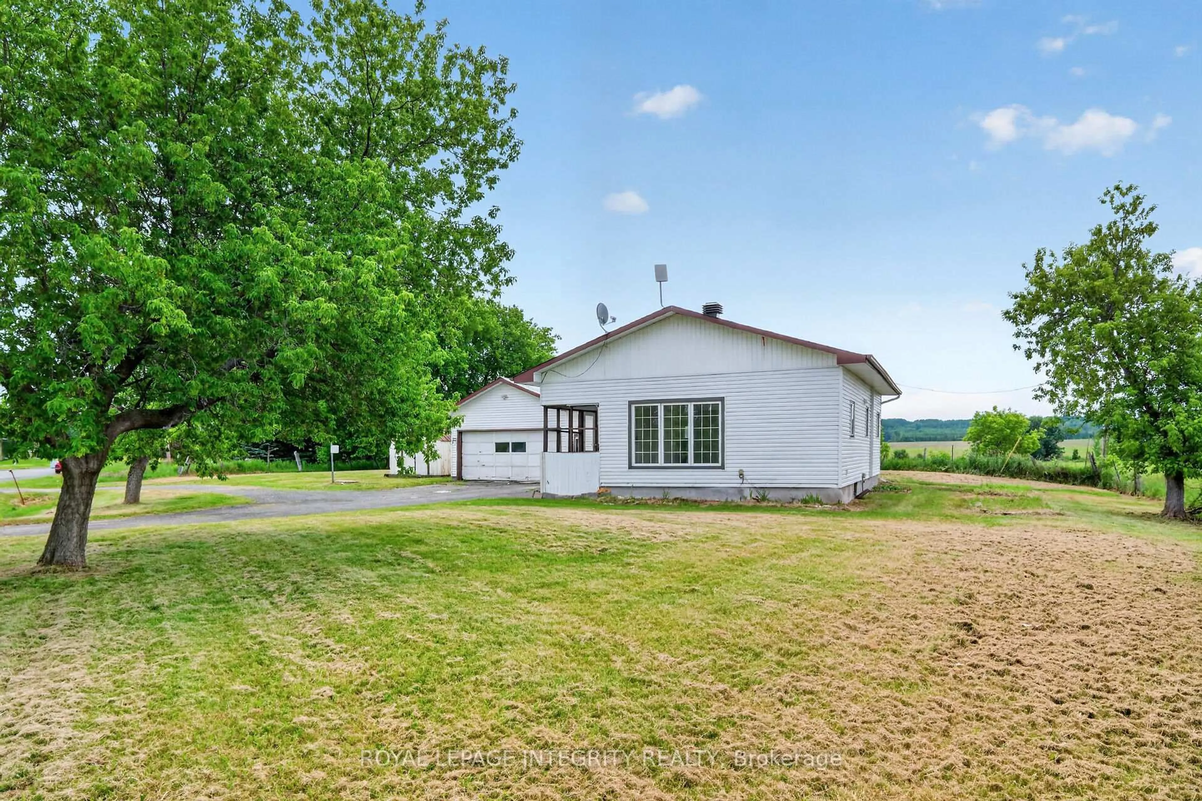 A pic from outside/outdoor area/front of a property/back of a property/a pic from drone, water/lake/river/ocean view for 3156 Old Highway 17 Rd, Clarence-Rockland Ontario K4K 1W3