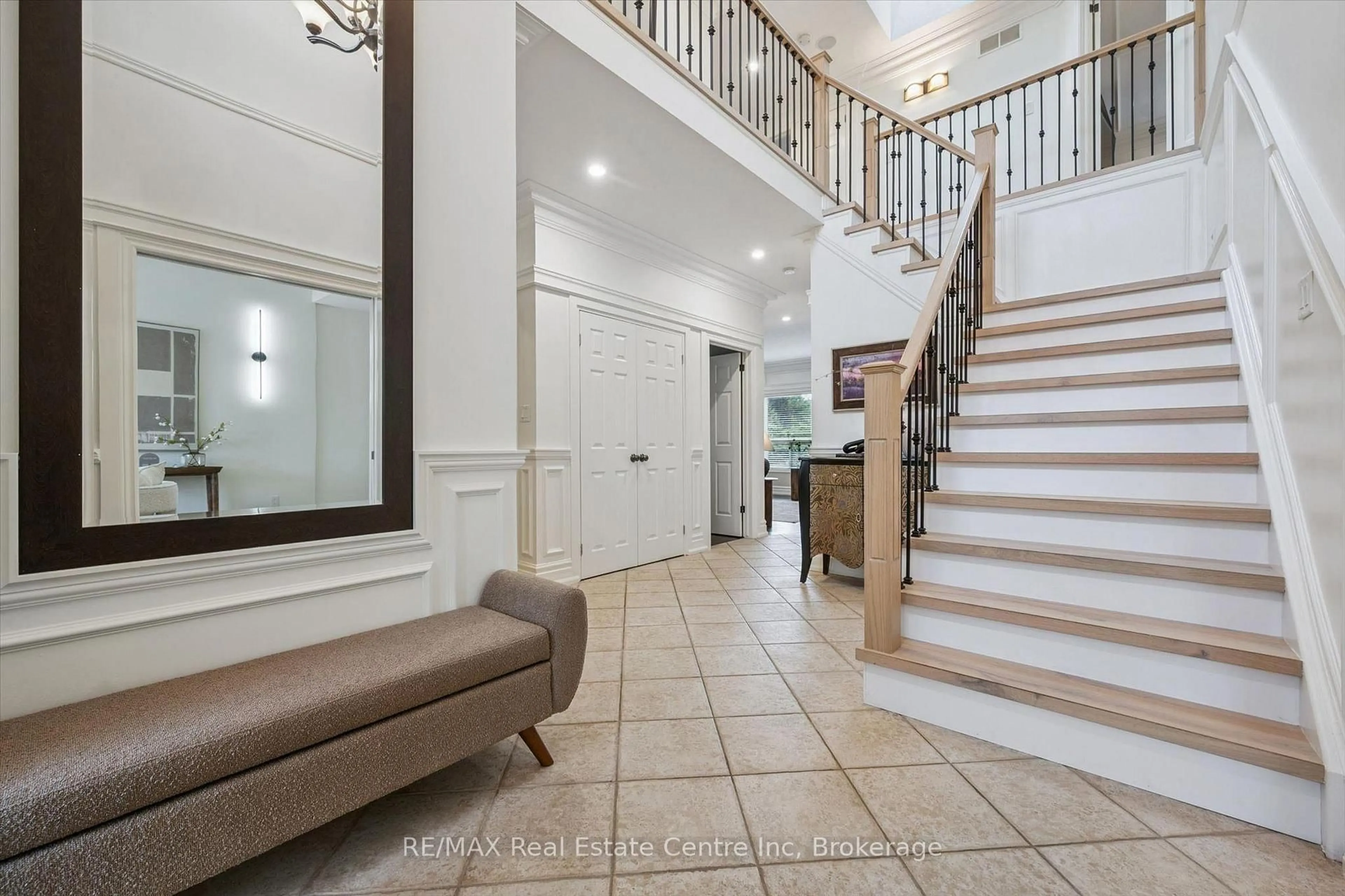 Indoor foyer for 34 Whetstone Cres, Guelph Ontario N1L 1T3