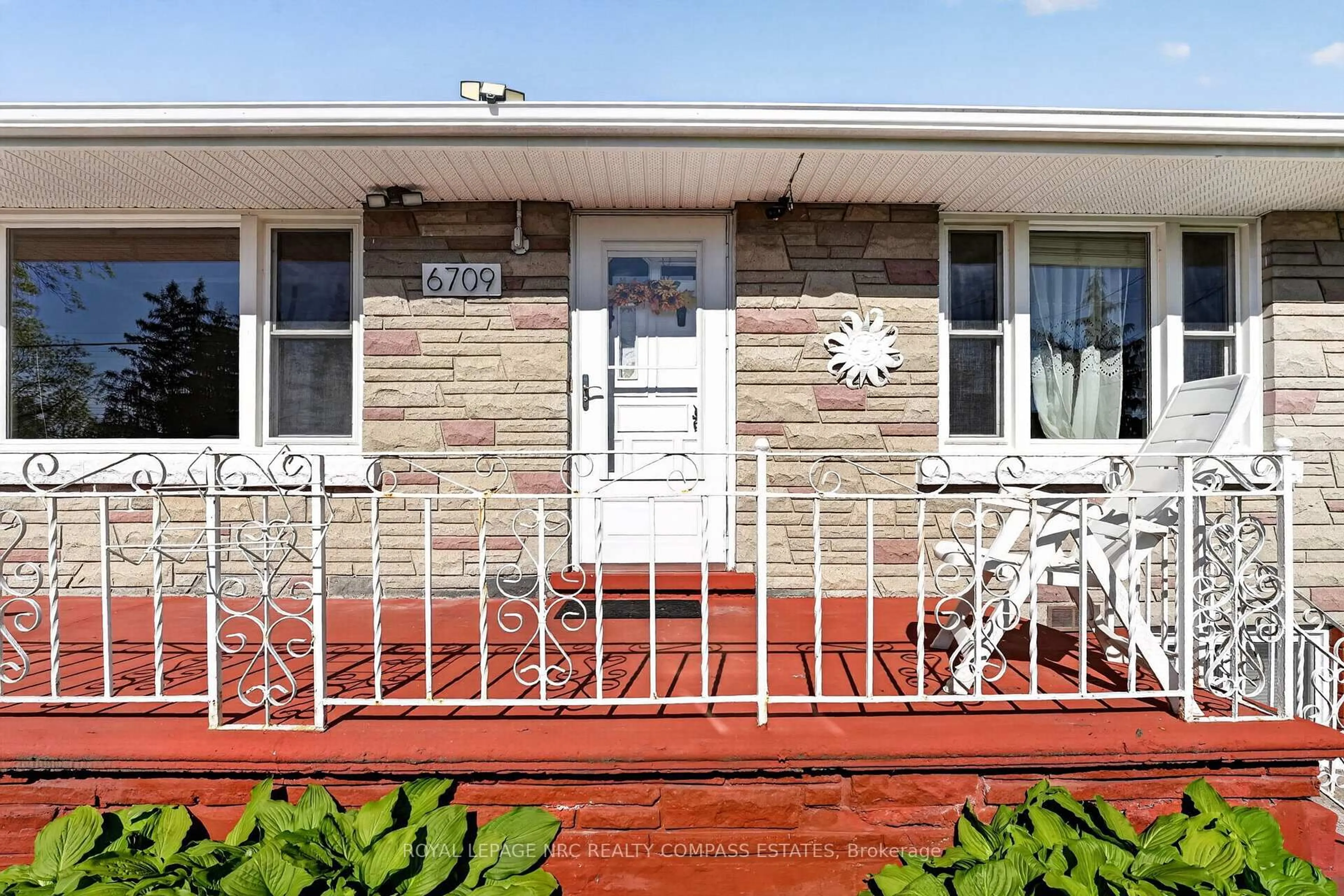 Home with vinyl exterior material, street for 6709 Montrose Rd, Niagara Falls Ontario L2H 0Z6