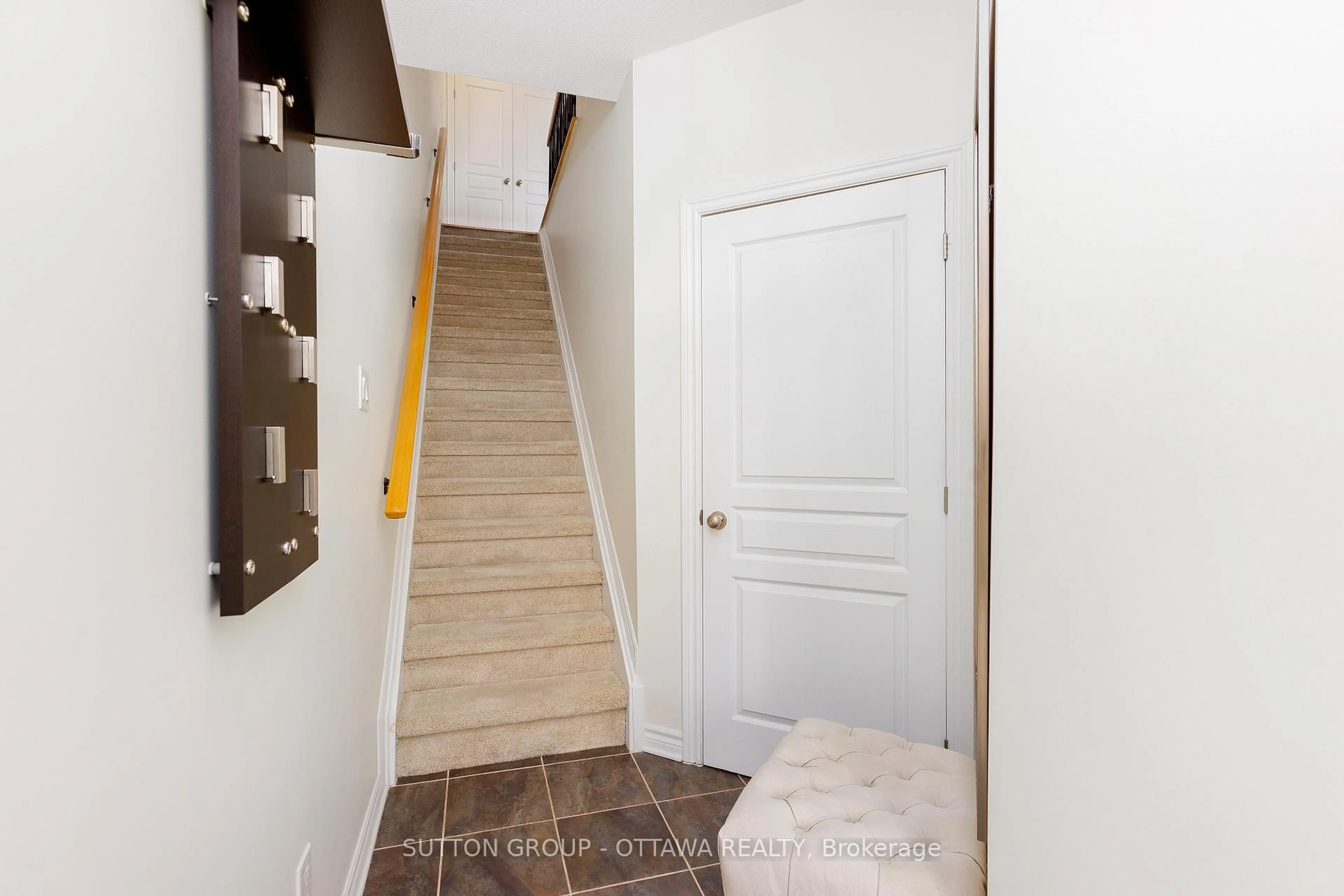 Indoor entryway for 105 Eye Bright Cres #25, Ottawa Ontario K1V 2K6