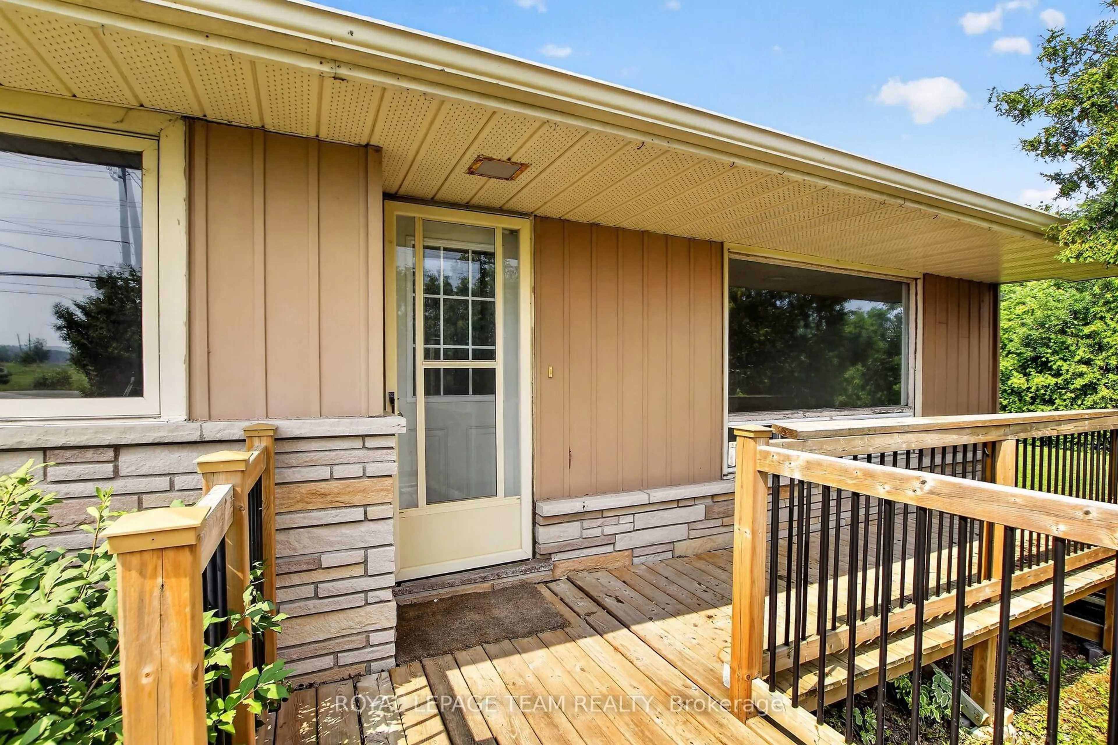 Home with vinyl exterior material, unknown for 3679 Dunrobin Rd, Ottawa Ontario K0A 3M0