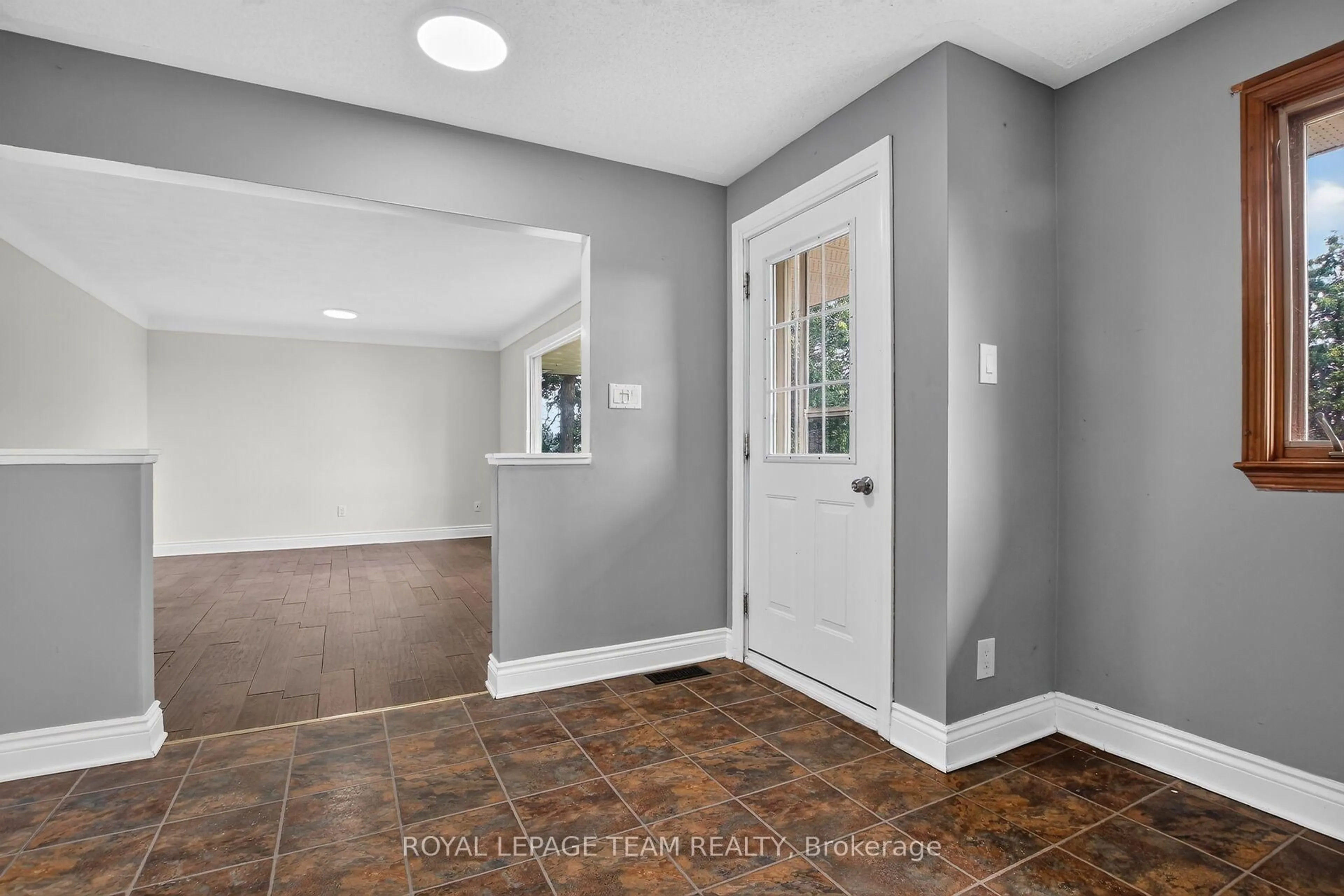 Indoor entryway for 3679 Dunrobin Rd, Ottawa Ontario K0A 3M0