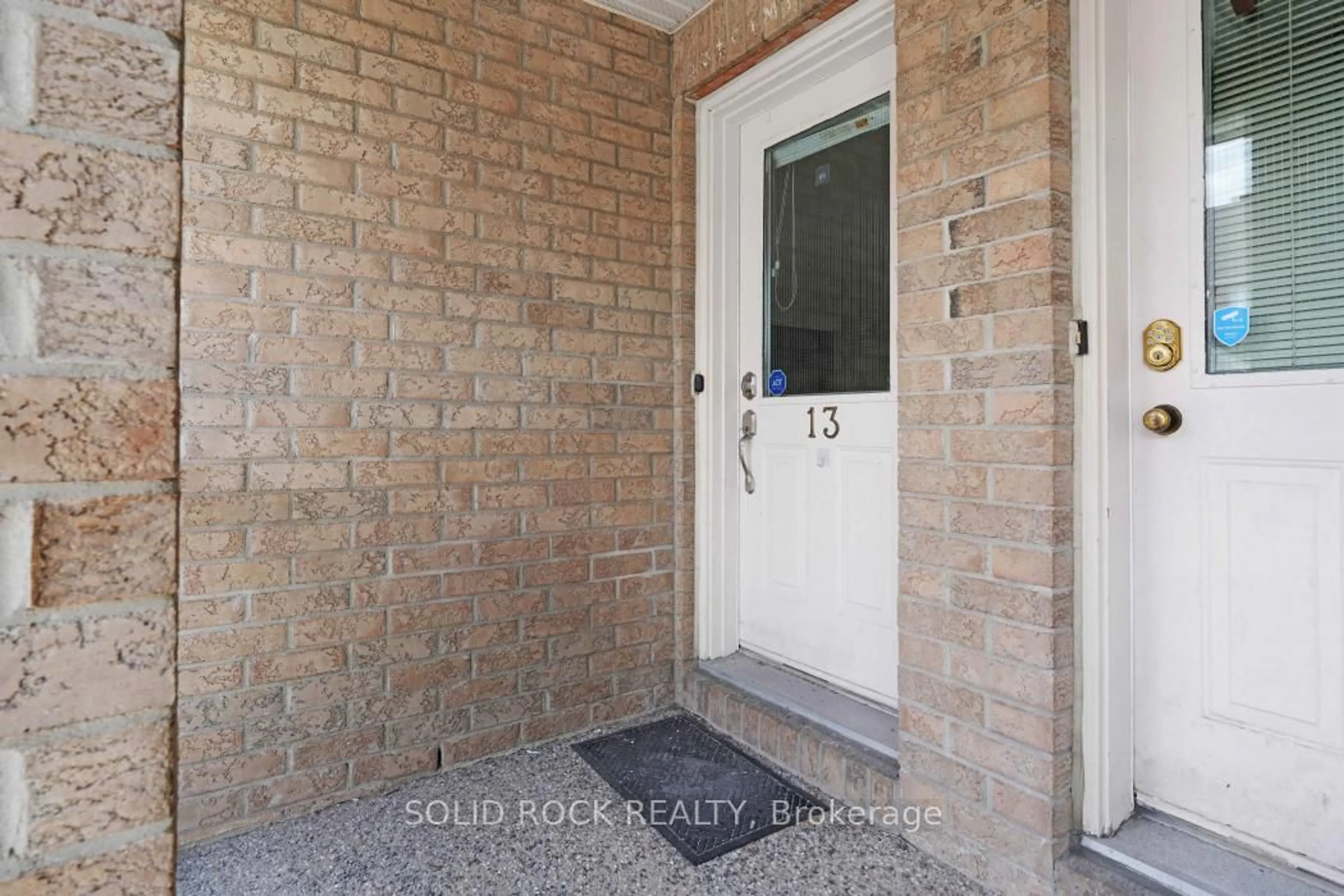 Indoor entryway for 1701 Blohm Dr #13, Ottawa Ontario K1G 6N6